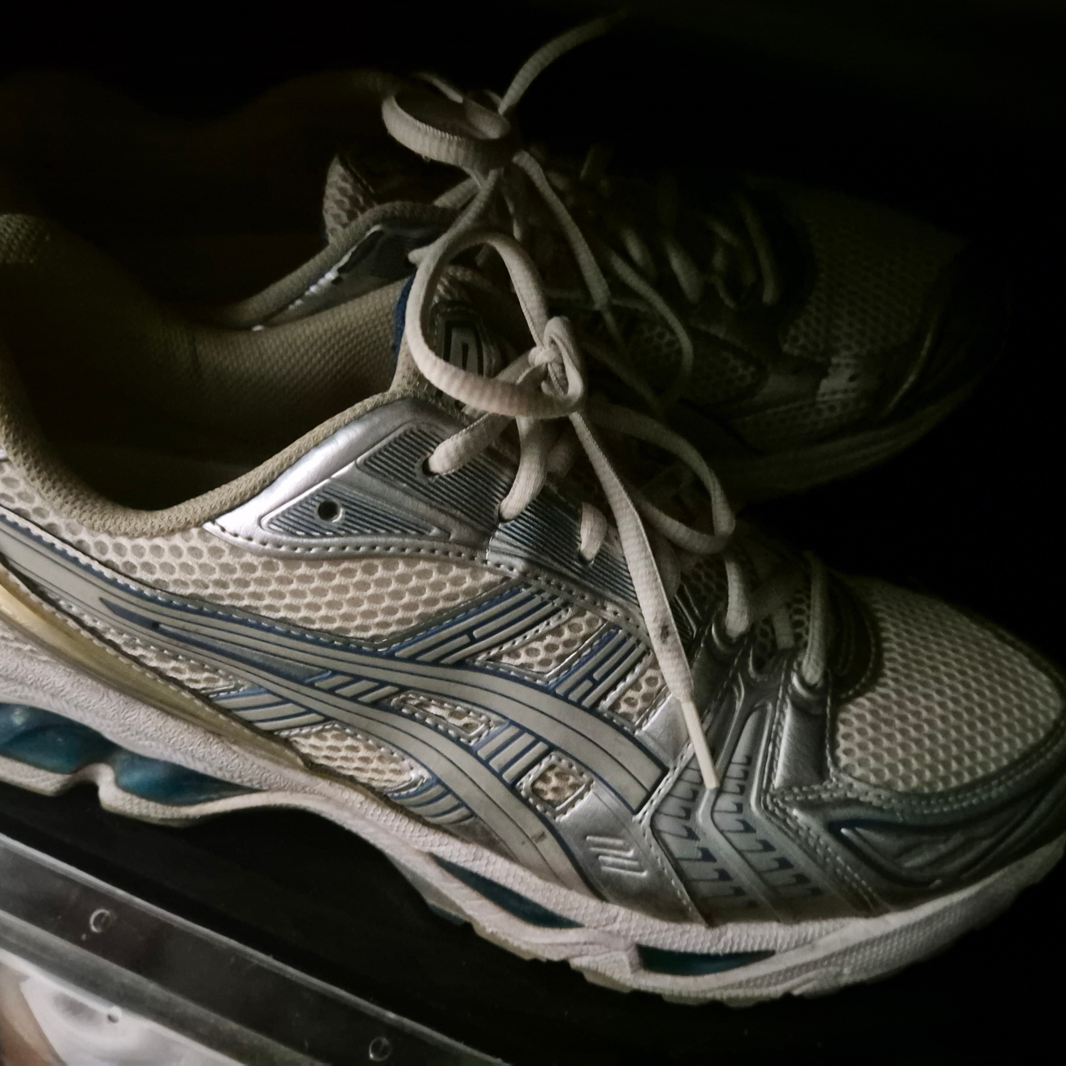 Asics Gel-Kayano 14 Cream Pure Silver 착용 스타일