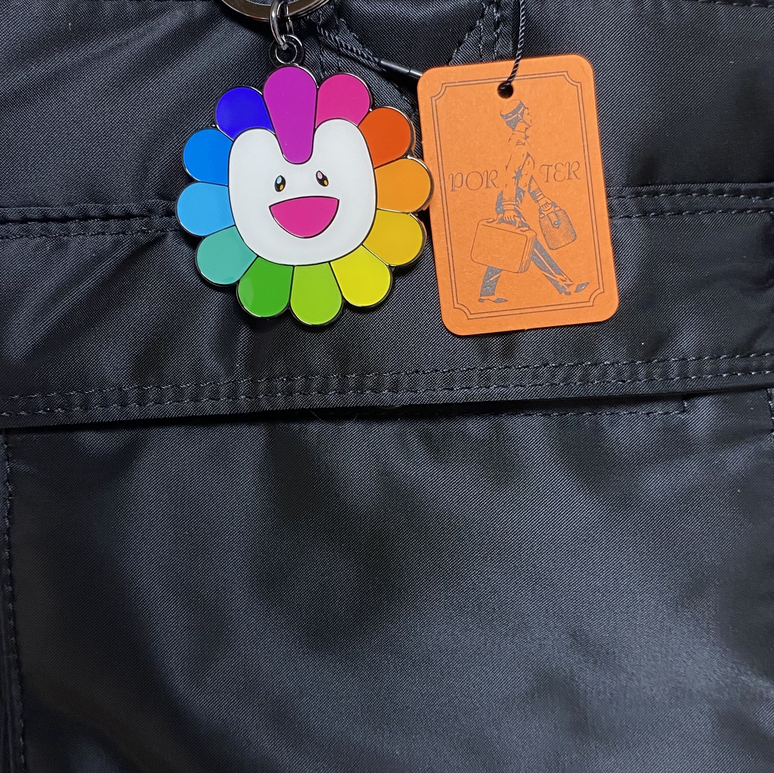 Newjeans x Murakami Bunnies Camp 2024 Tokyo Dome Metal Keyring Flower, Porter Tanker 2Way Tote Bag Black 착용 스타일