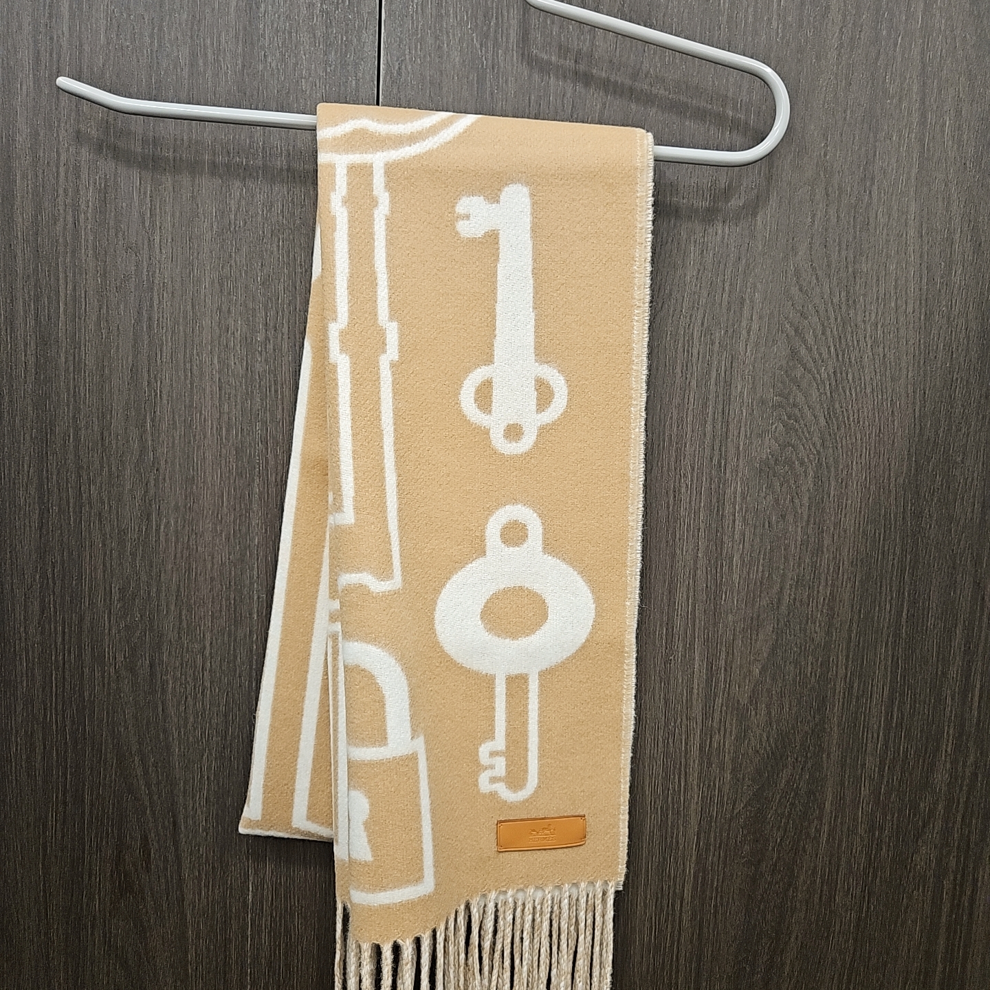 (W) Hermes Casaque Porte-Clefs Muffler Camel Blanc 착용 스타일