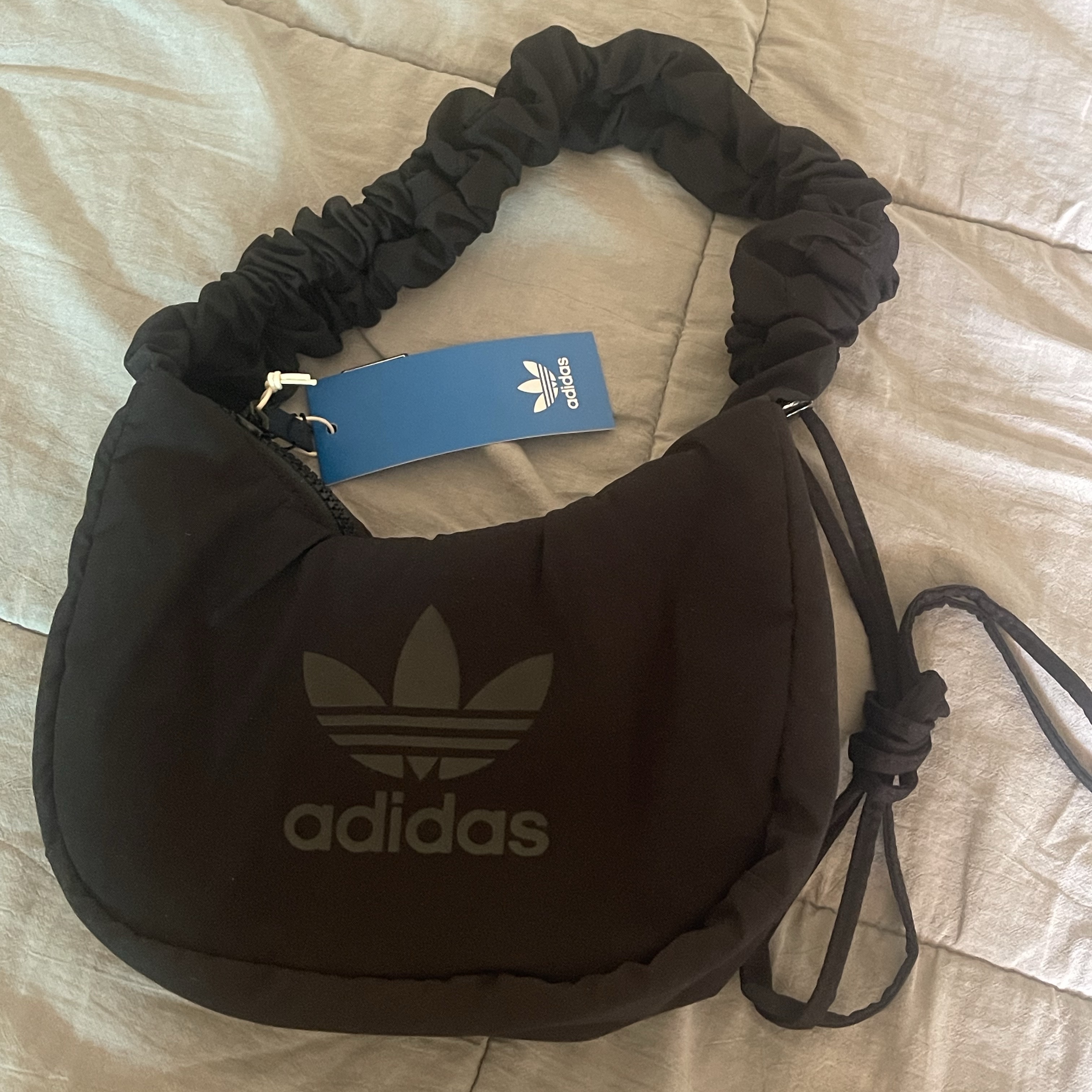 Adidas Originals Cloud Shoulder Bag Small Black 착용 스타일