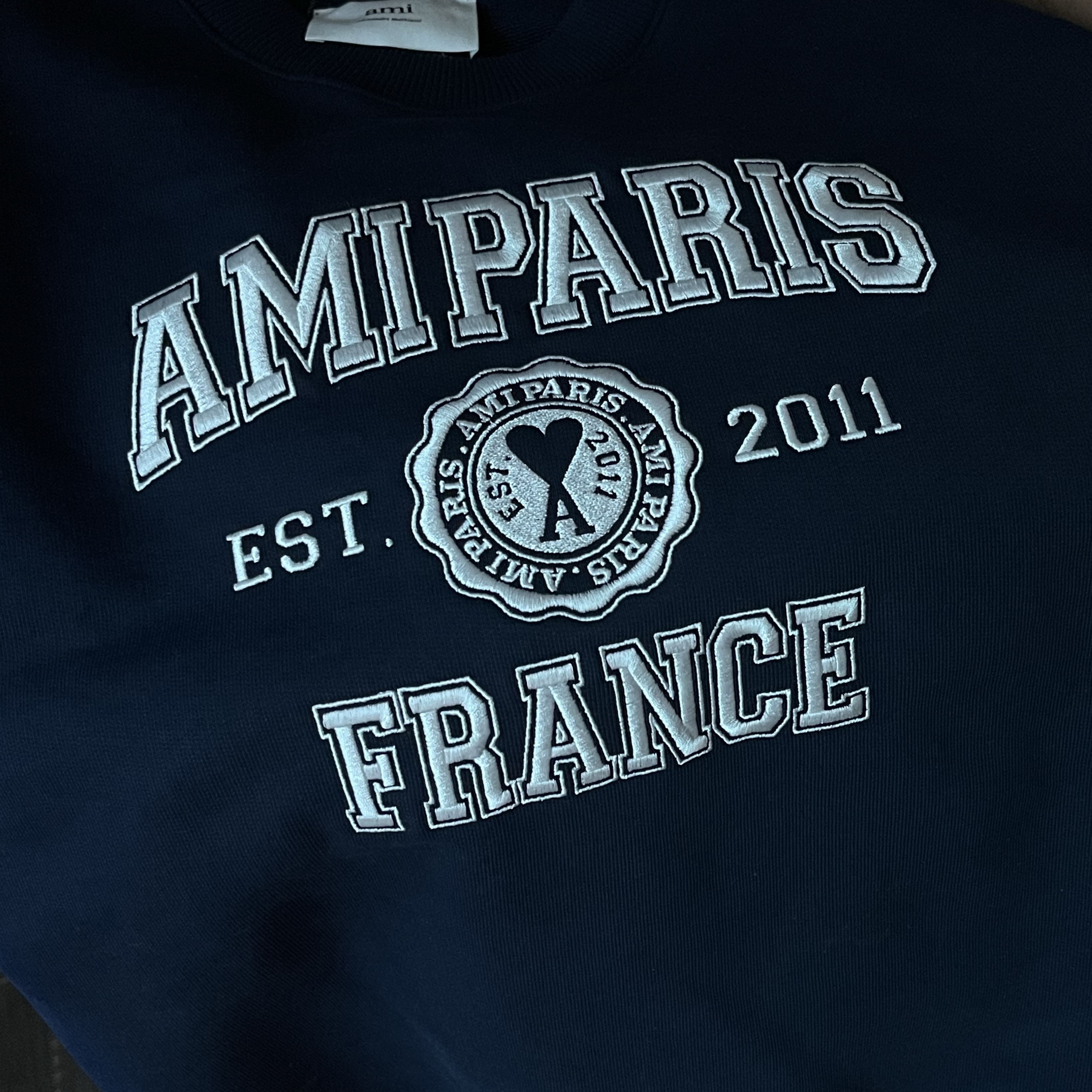 Ami Paris France Crewneck Sweatshirt Nautic Blue 착용 스타일 - 1