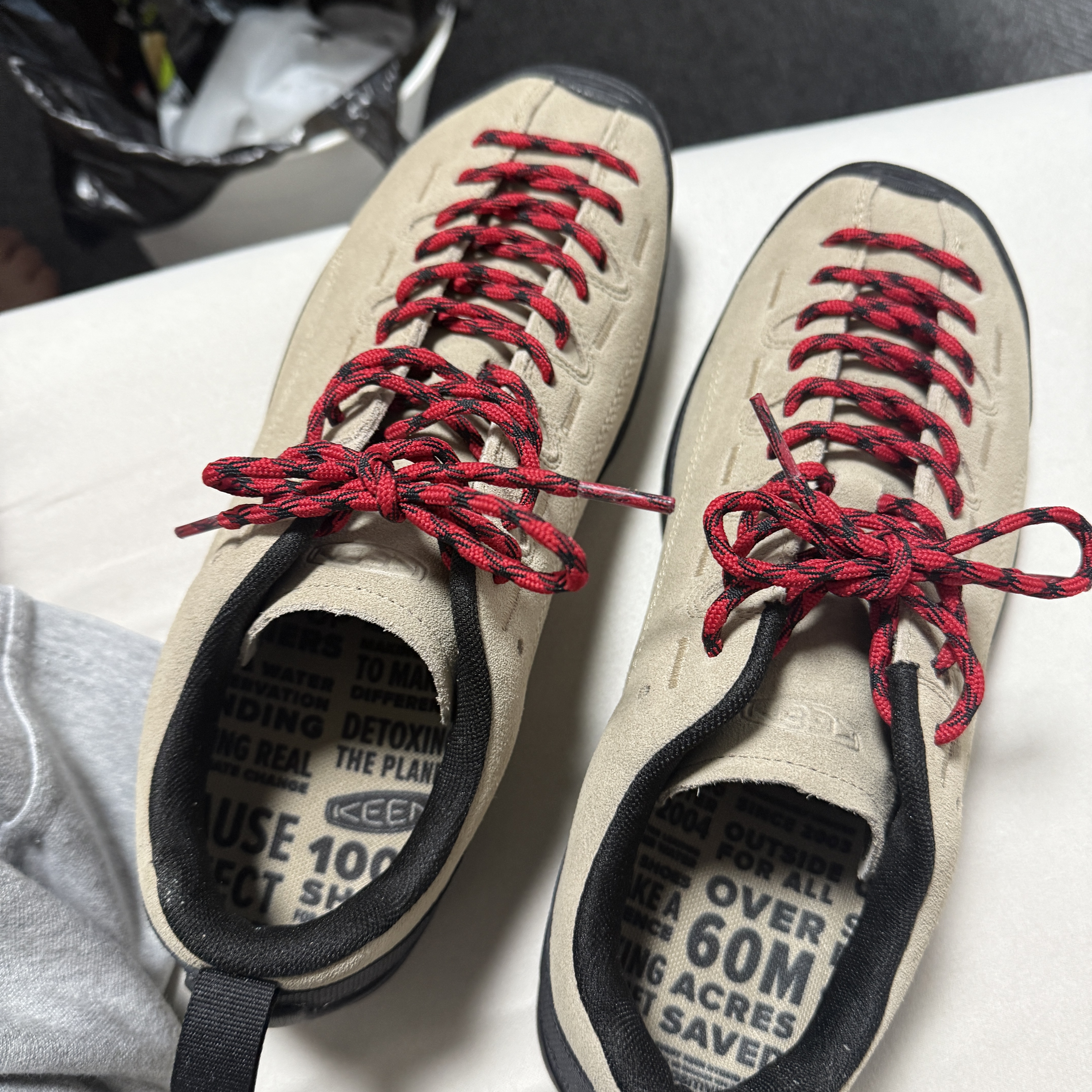 Keen Jasper Suede Sneakers Silver Mink 착용 스타일