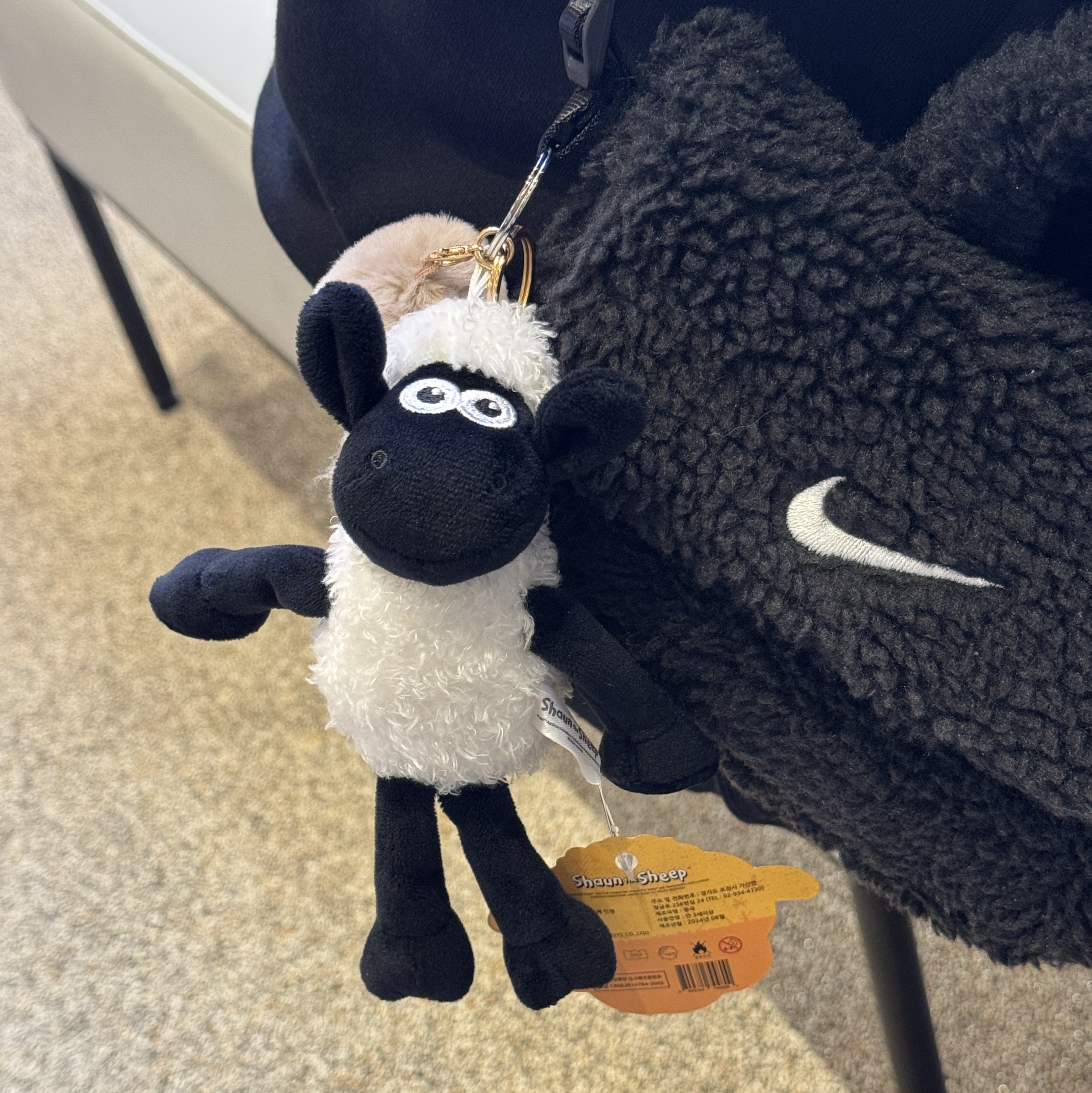 (Kids) Nike NSW Faux Fur Crossbody Bag Black 착용 스타일