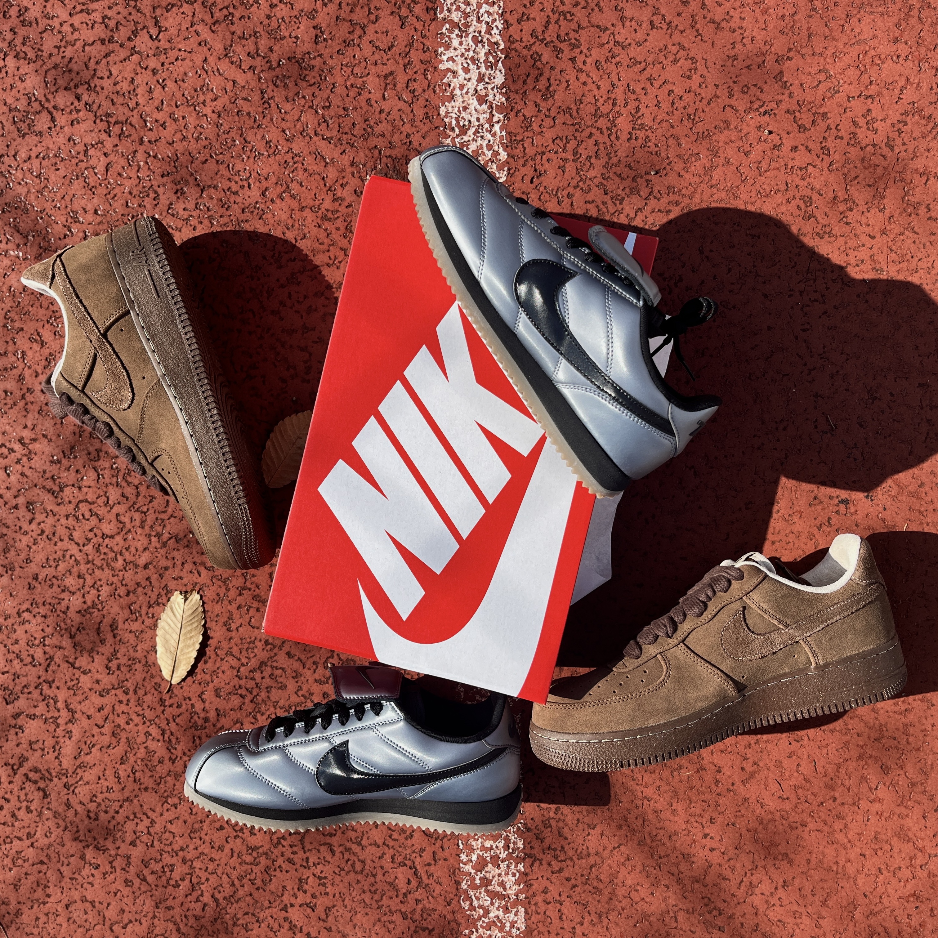 (W) Nike Air Force 1 '07 Cacao Wow, Nike Cortez Leather SE Metallic Cool Grey Black 착용 스타일