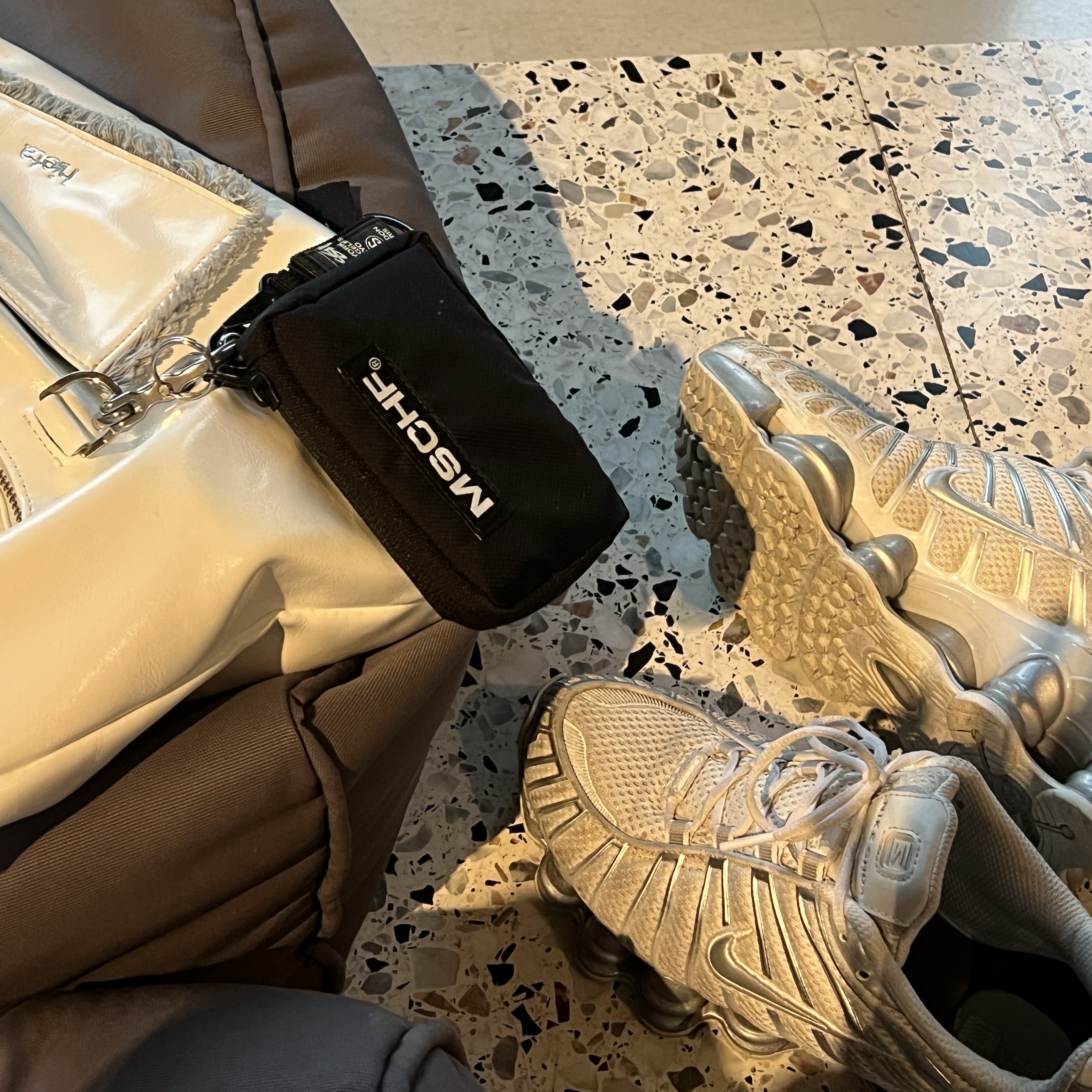 (W) Nike Shox TL Metallic Silver, Mischief Rhombus Carabiner Pouch Black 착용 스타일