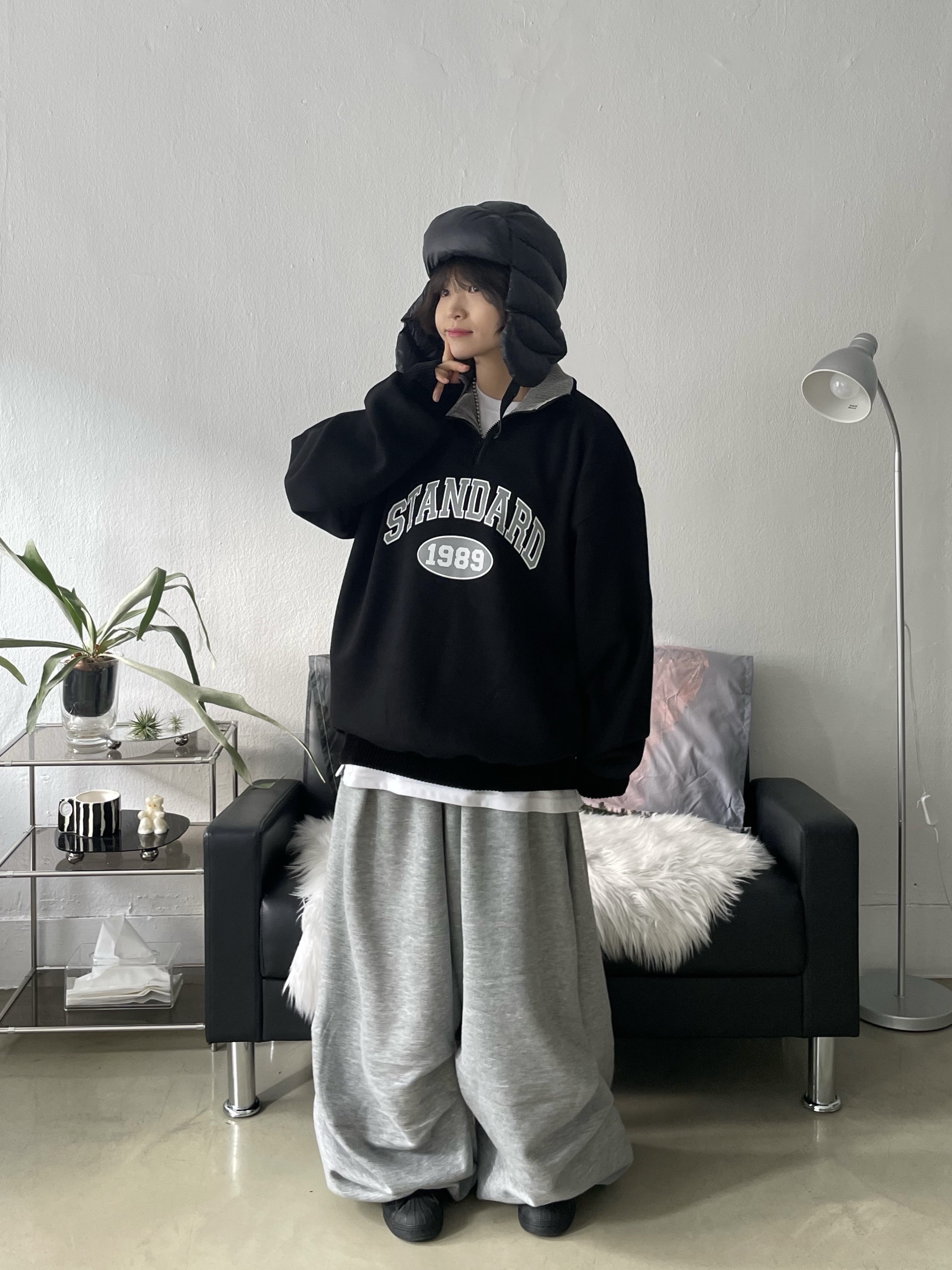 Adidas Superstar Core Black White 착용 스타일 - 1