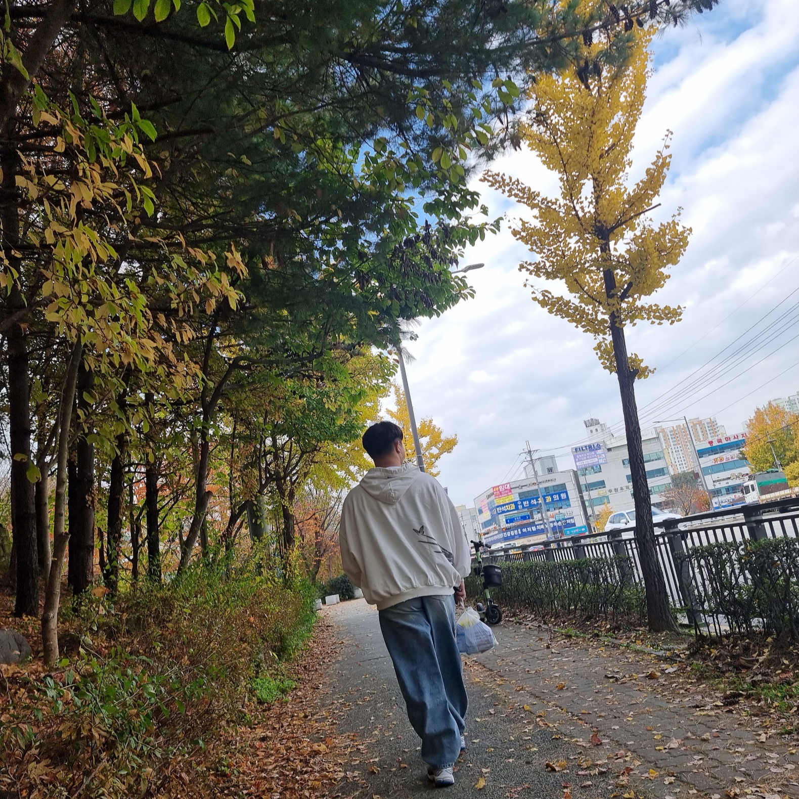 Project G/R x Atmos Etiquette Lesson Vintage Washed Hoodie White, New Balance 860v2 Metallic Silver 착용 스타일
