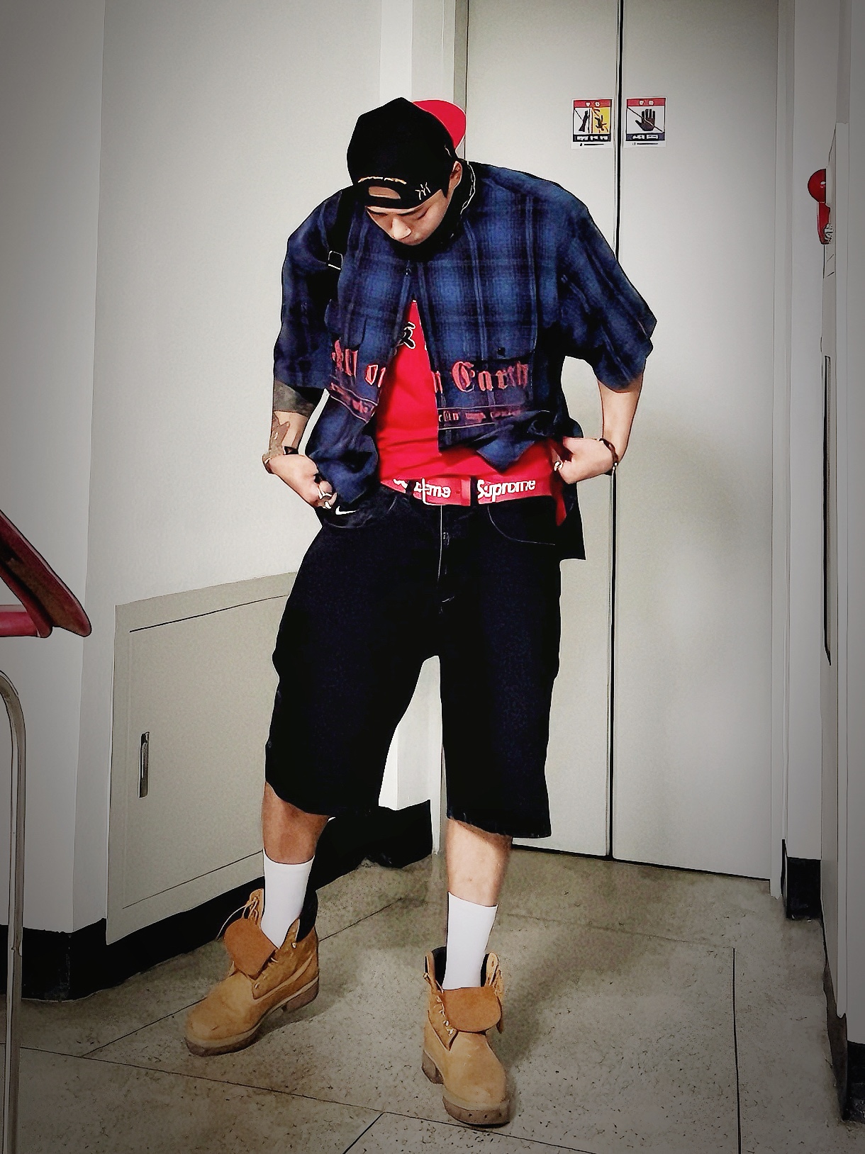 Supreme x MLB Kanji Teams T-Shirt Yankees Red - 22FW, Supreme x Bernadette Corporation S/S Work Shirt Navy Plaid - 23SS 착용 스타일 - 1