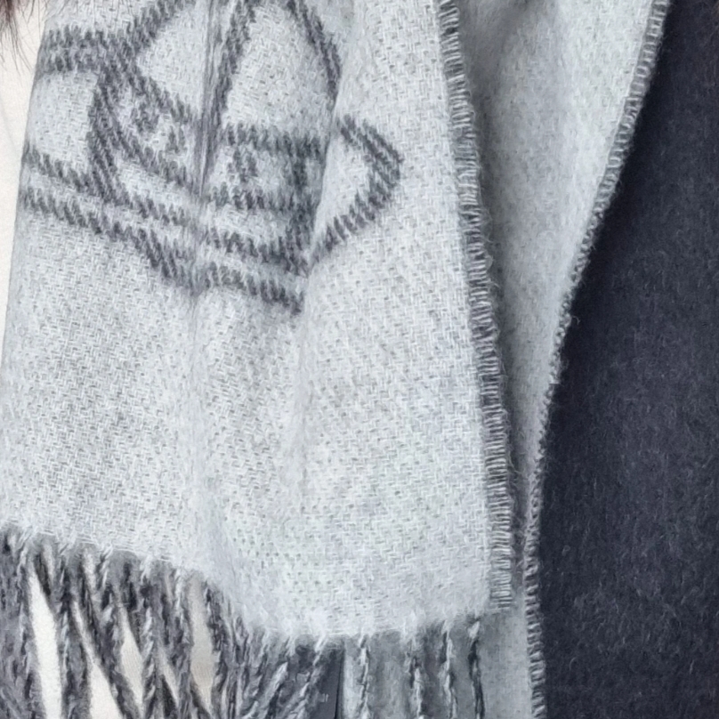 (W) Vivienne Westwood Double Logo Muffler Black 착용 스타일