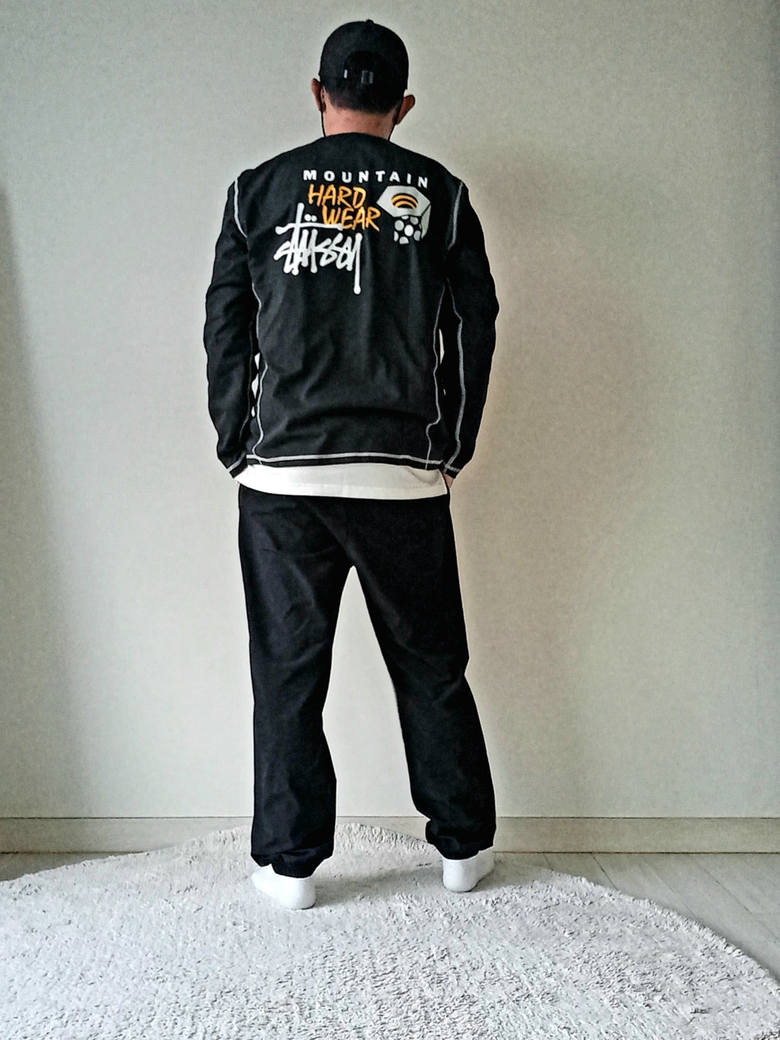Stussy x Mountain Hardwear LS T-Shirt Stealth Grey 착용 스타일 - 1