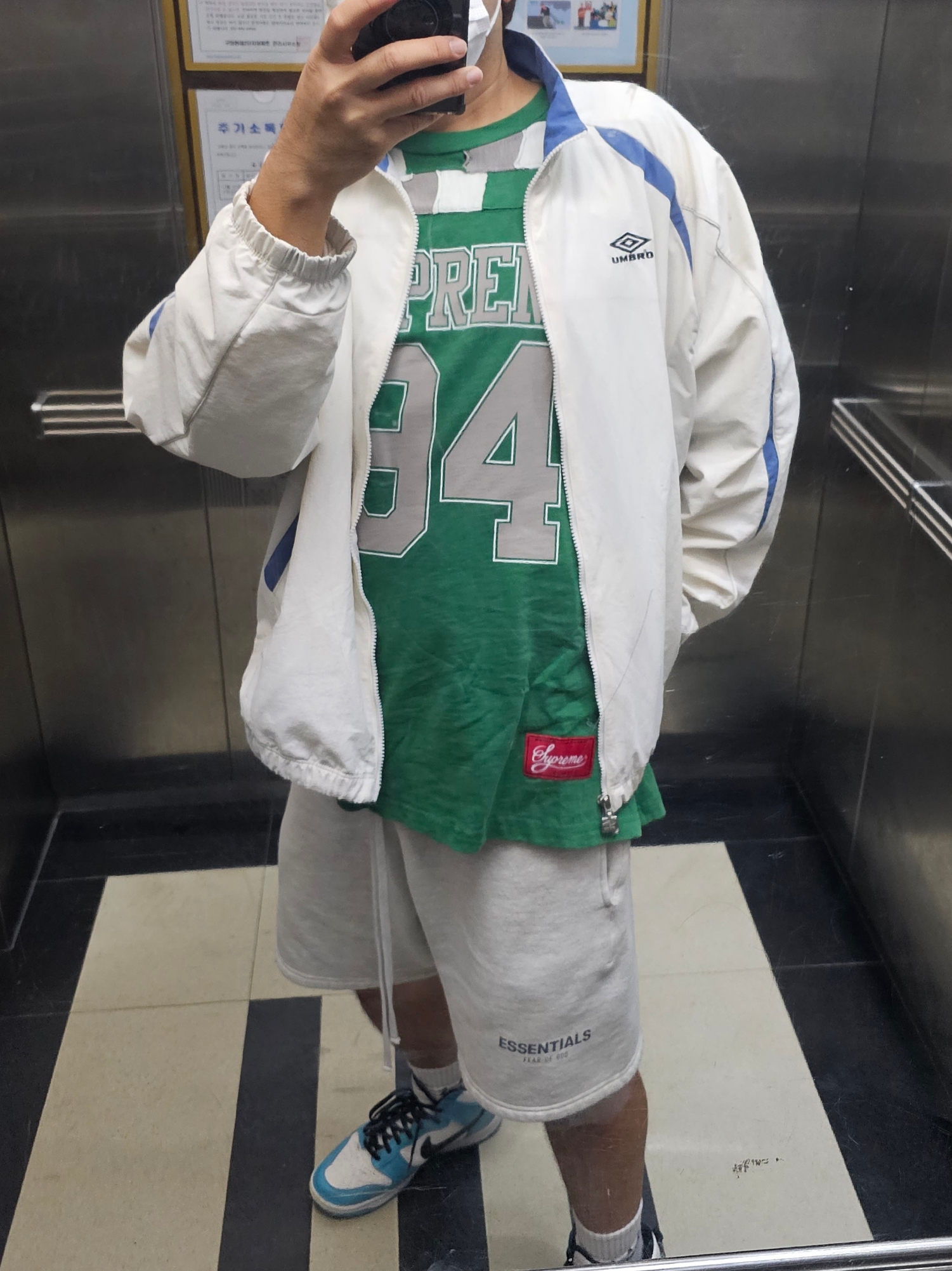Essentials The Core Collection Sweatshorts Oatmeal, Supreme Patchwork Yoke Football Top Green - 24FW 착용 스타일 - 3