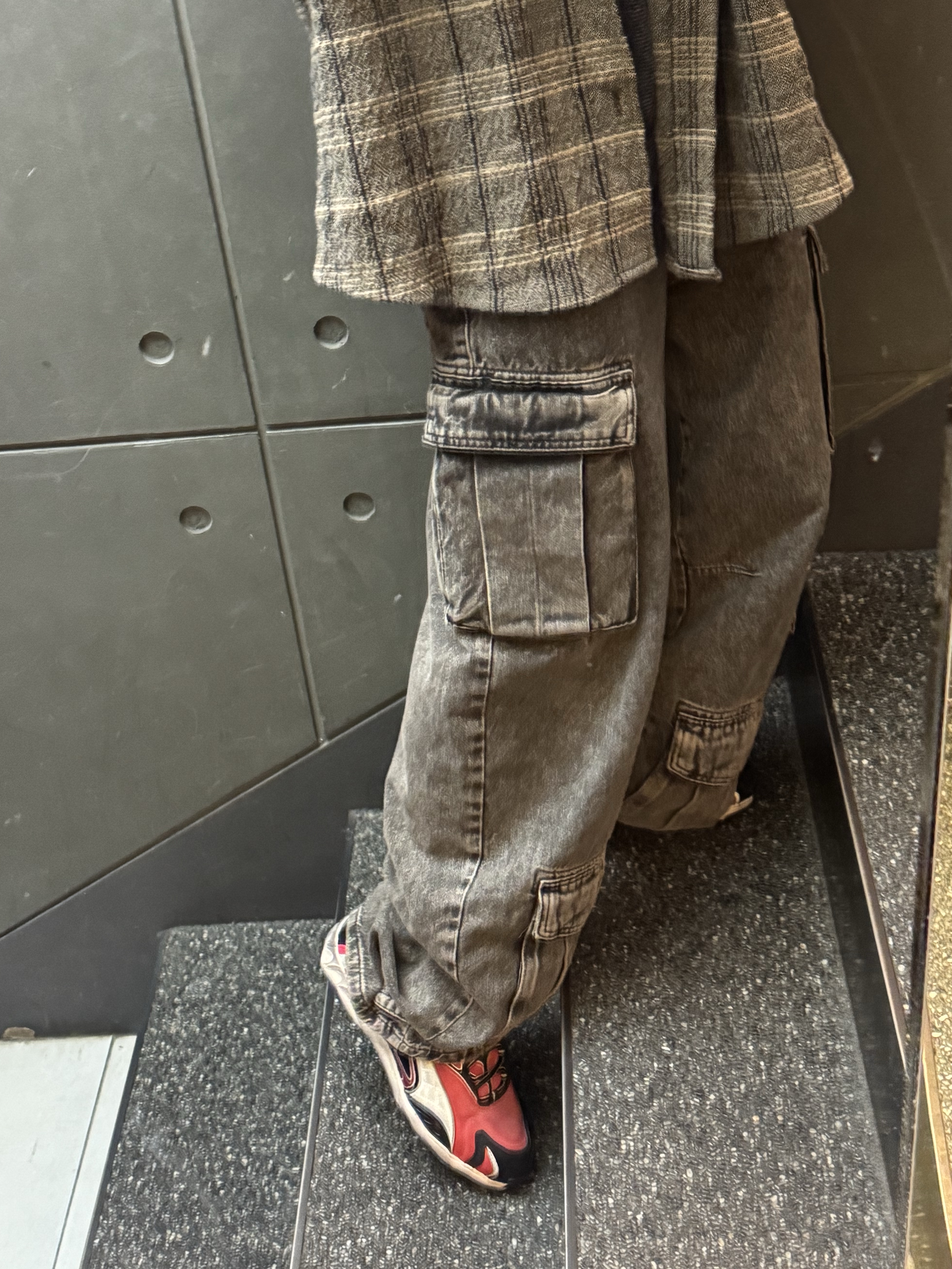 Puma x A$AP Rocky Inhale Distressed Puma Black Pop Red, Zara Utility Cargo Jeans Black 착용 스타일 - 3
