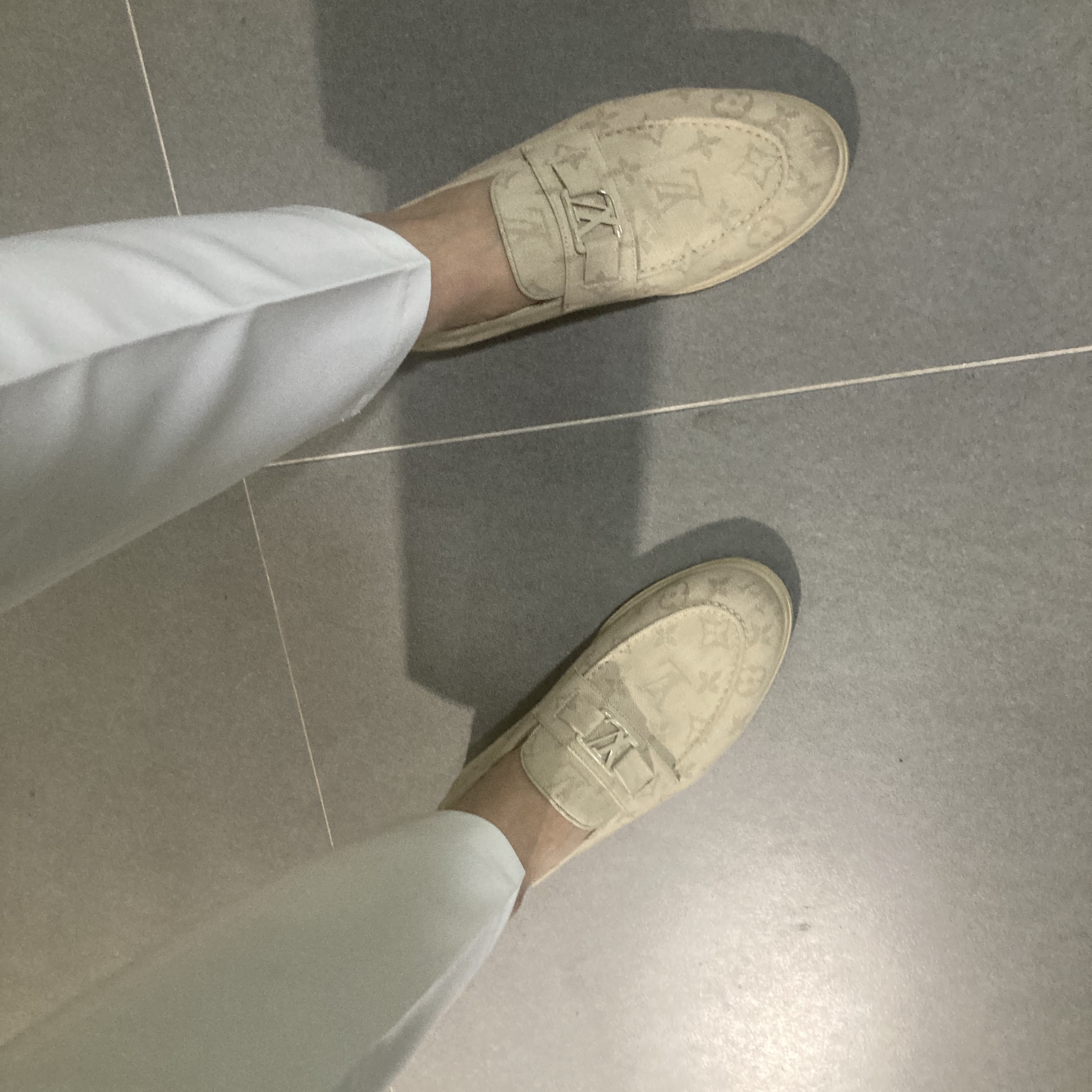 Louis Vuitton Estate Loafers Monogram Denim Beige 착용 스타일
