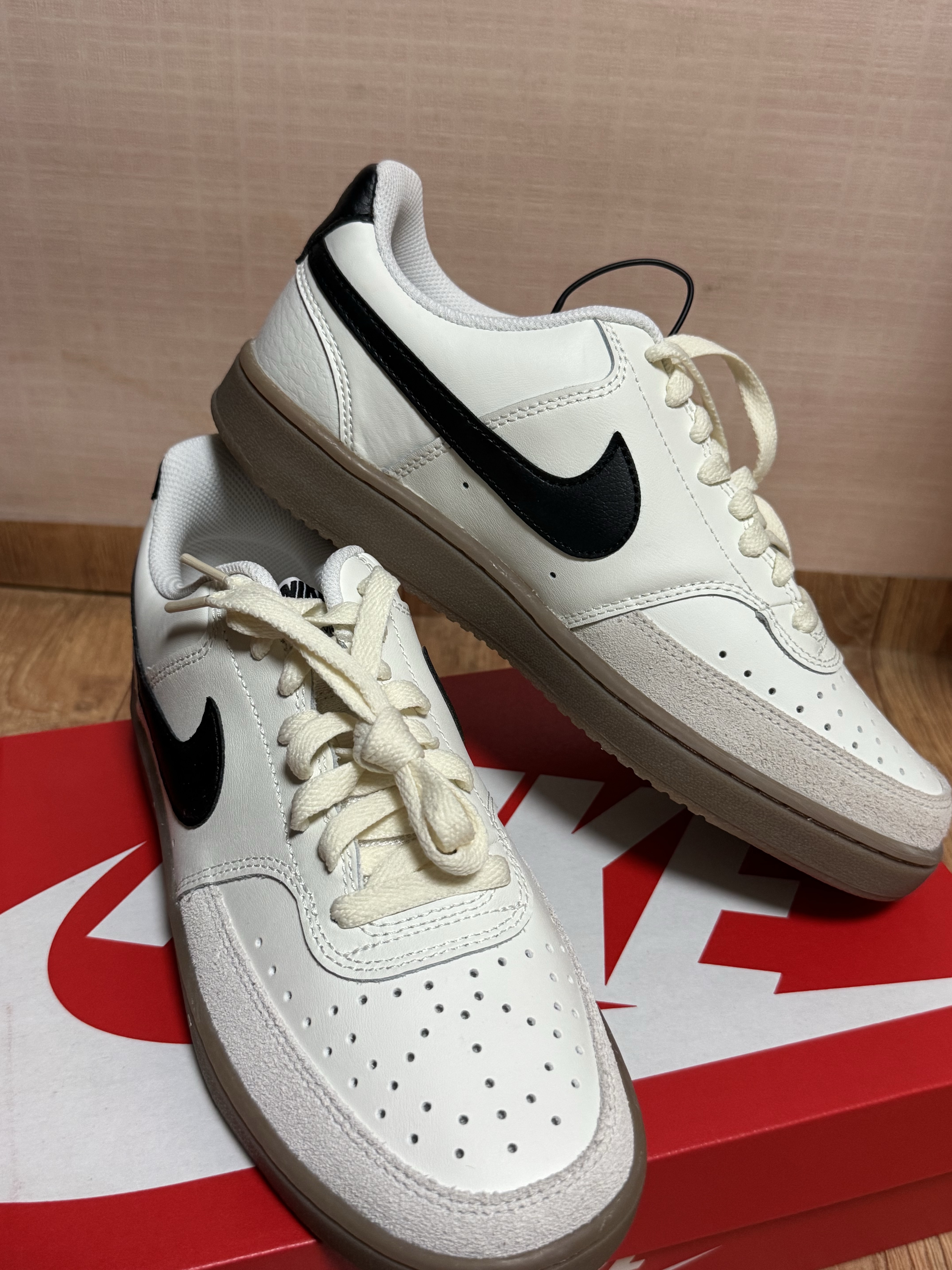 Nike Court Vision Low Sail Light Orewood Brown 착용 스타일 - 1