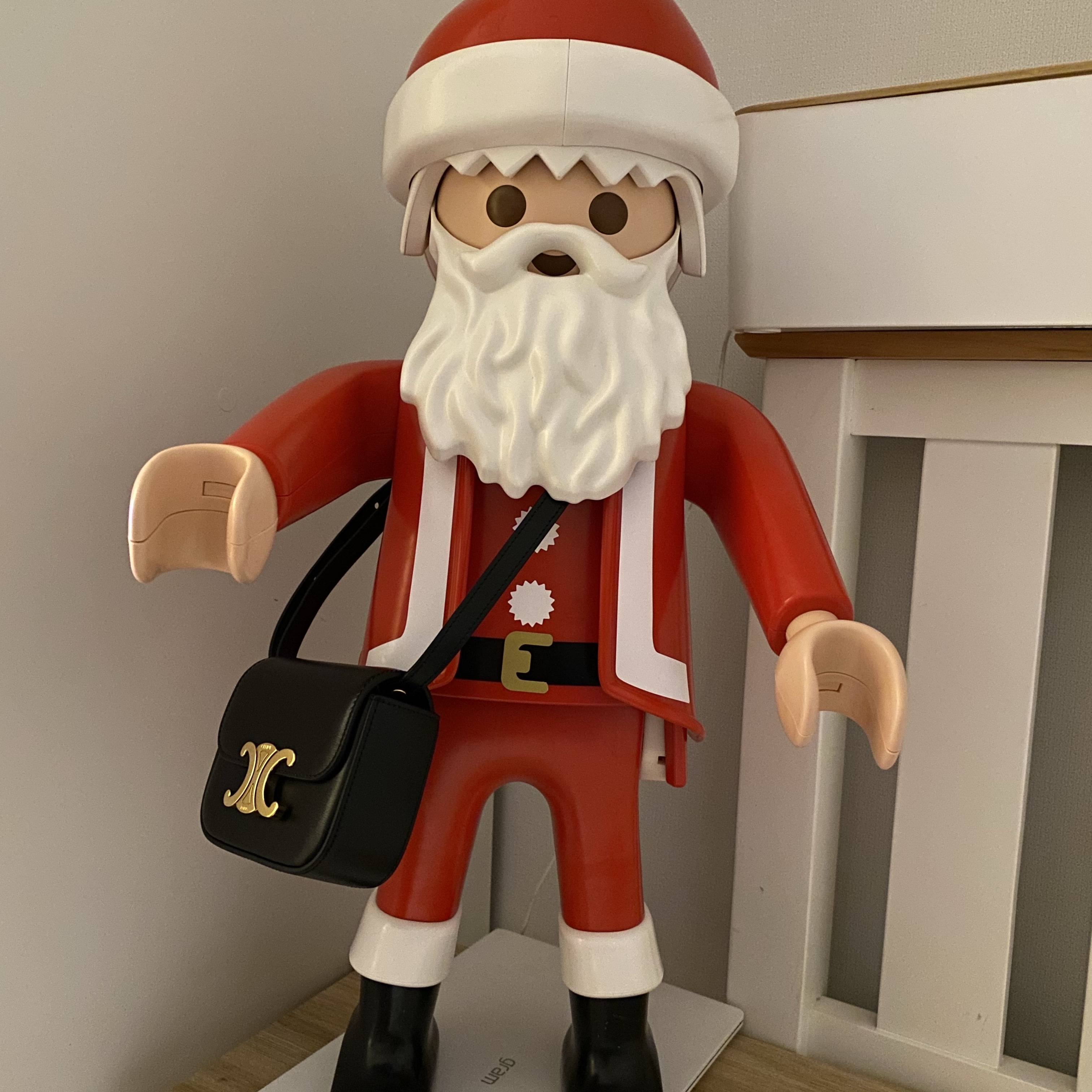 Celine Mini Claude in Shiny Calfskin Black, Playmobil Santa XXL 착용 스타일 - 2