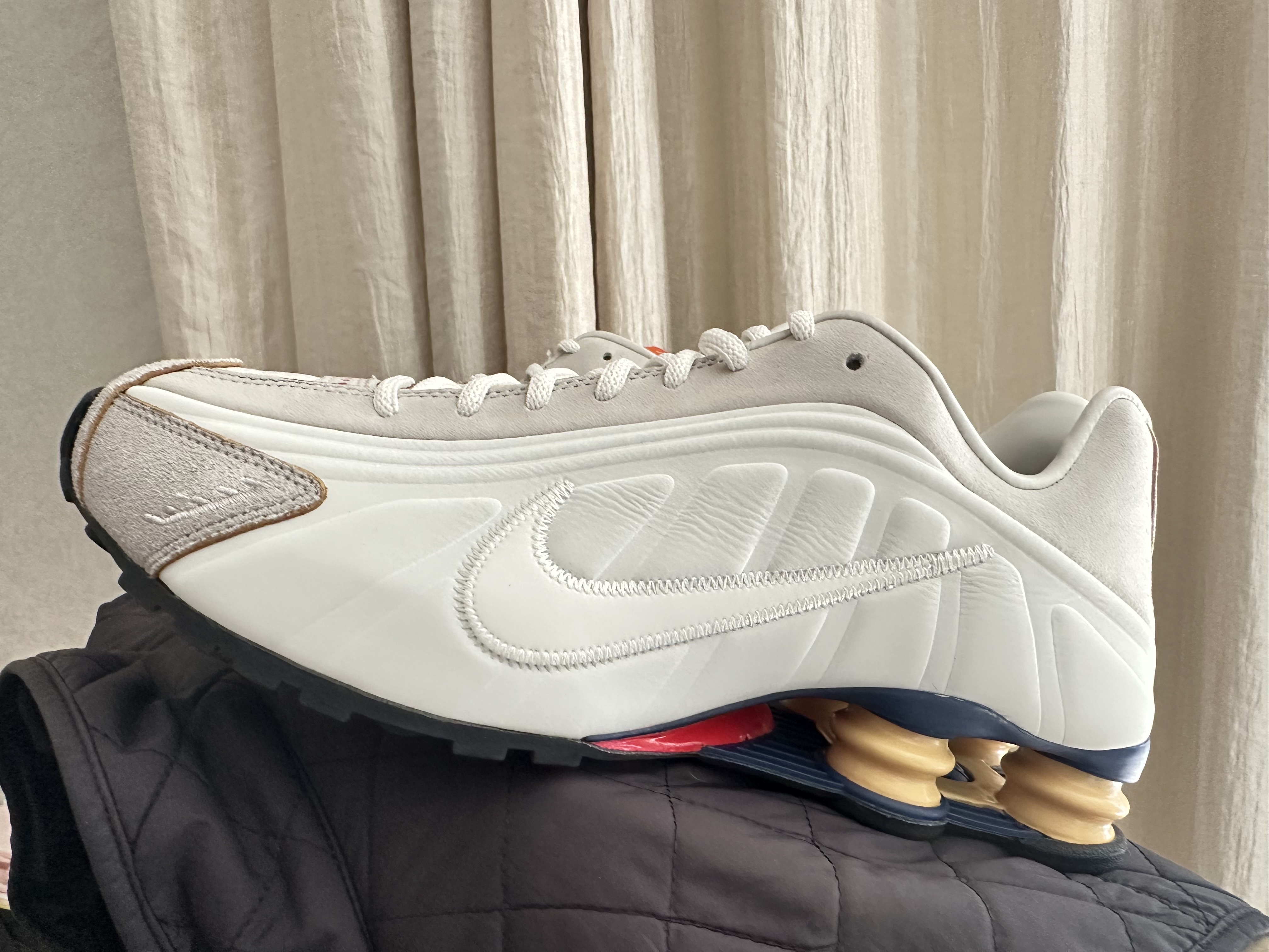 Nike Shox R4 PRM Light Iron Ore and Phantom 착용 스타일