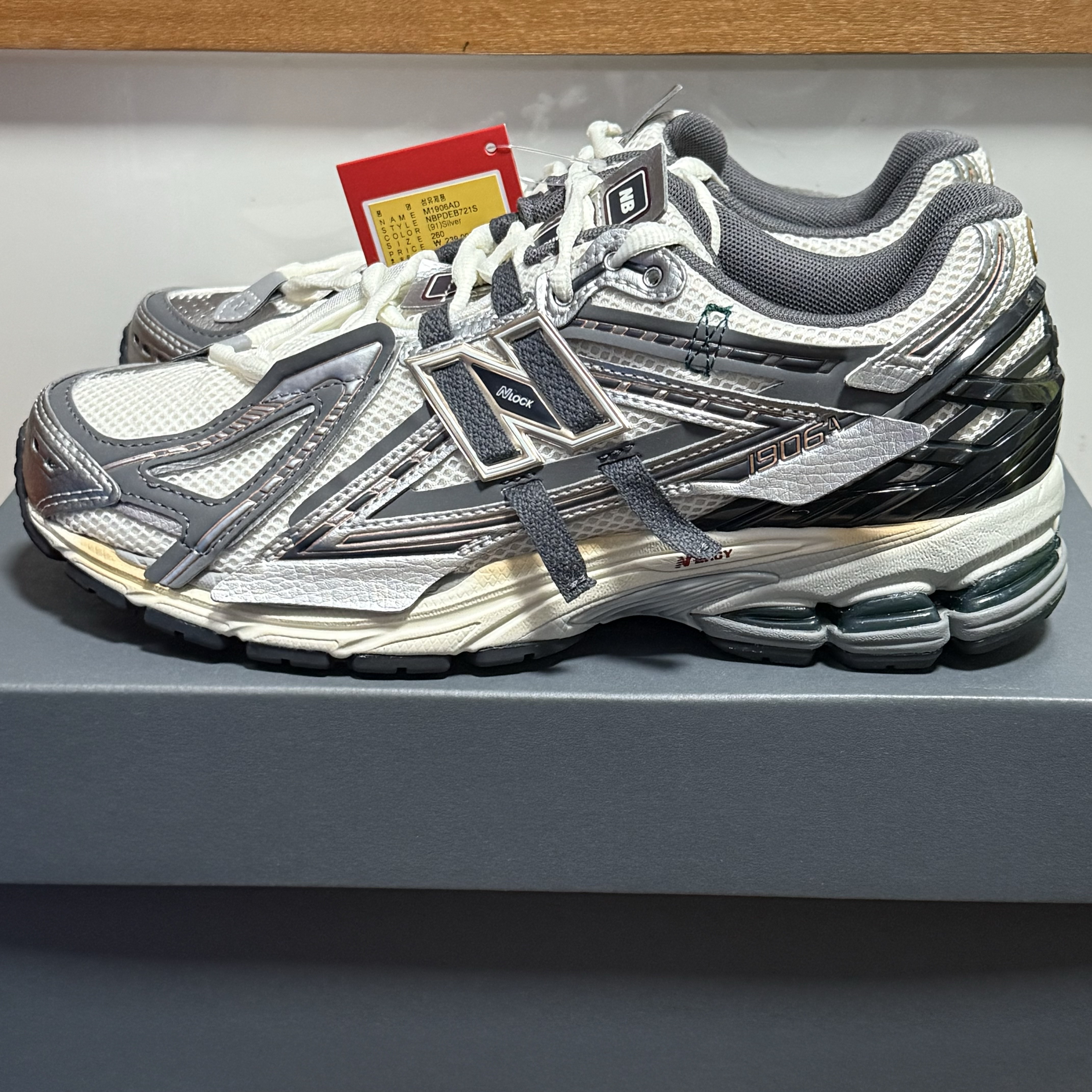 New Balance 1906A Silver Metallic Castlerock 착용 스타일