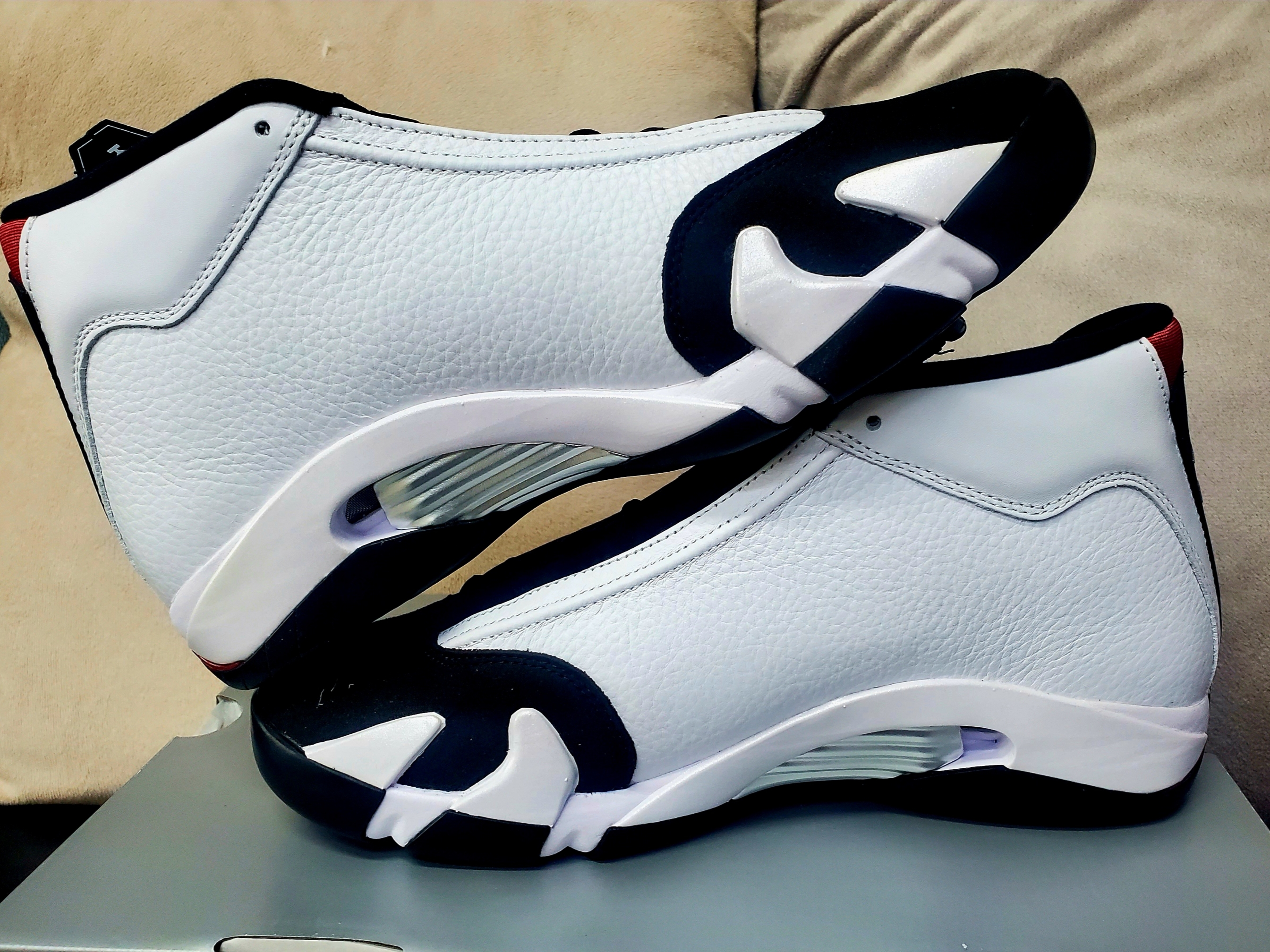 Jordan 14 Retro Black Toe 2024 착용 스타일 - 2