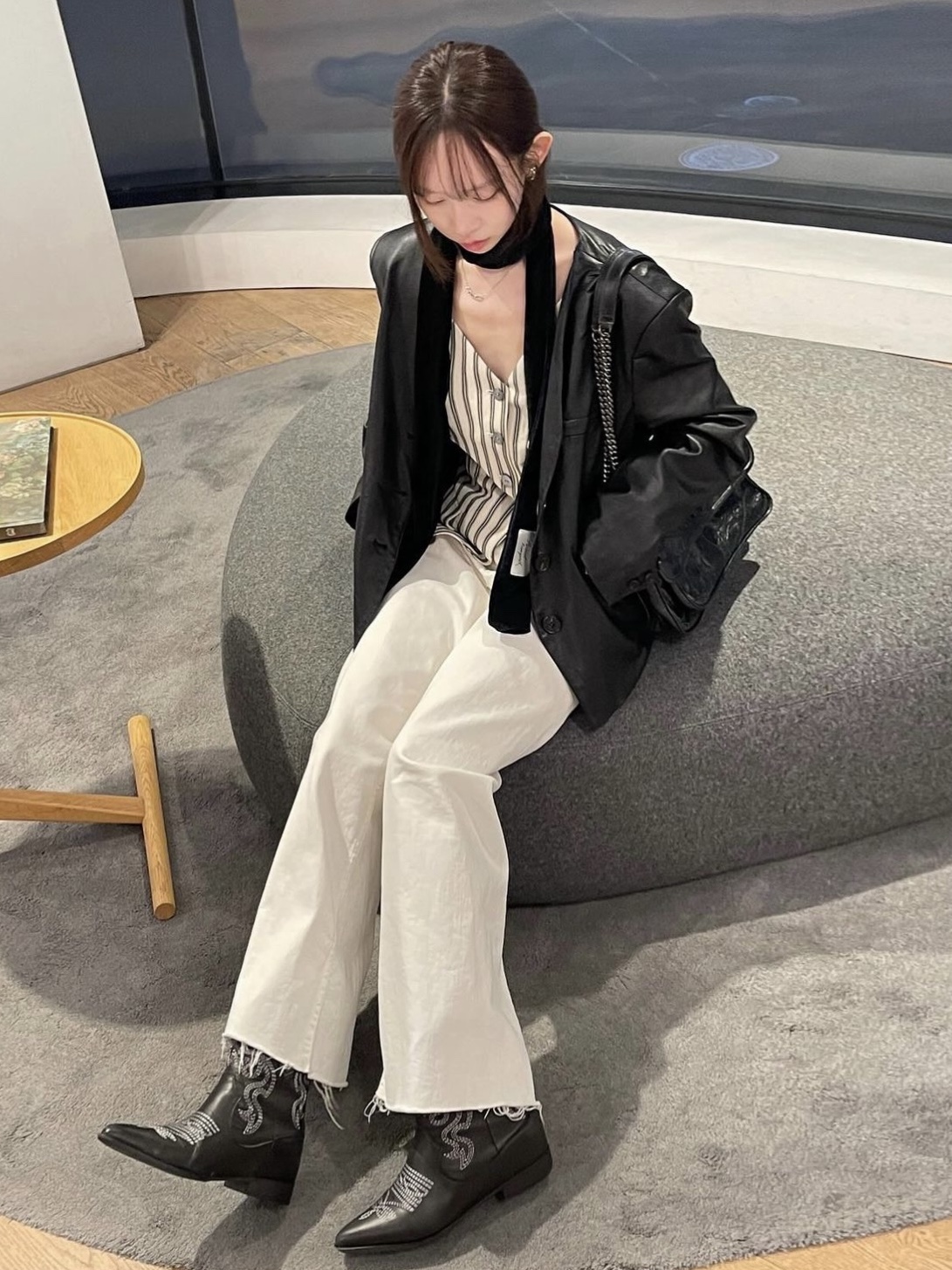 Saint Laurent Black Monogram Niki Medium Bag with Silver Chain Strap in Crinkled Vintage Leather Black 착용 스타일 - 2
