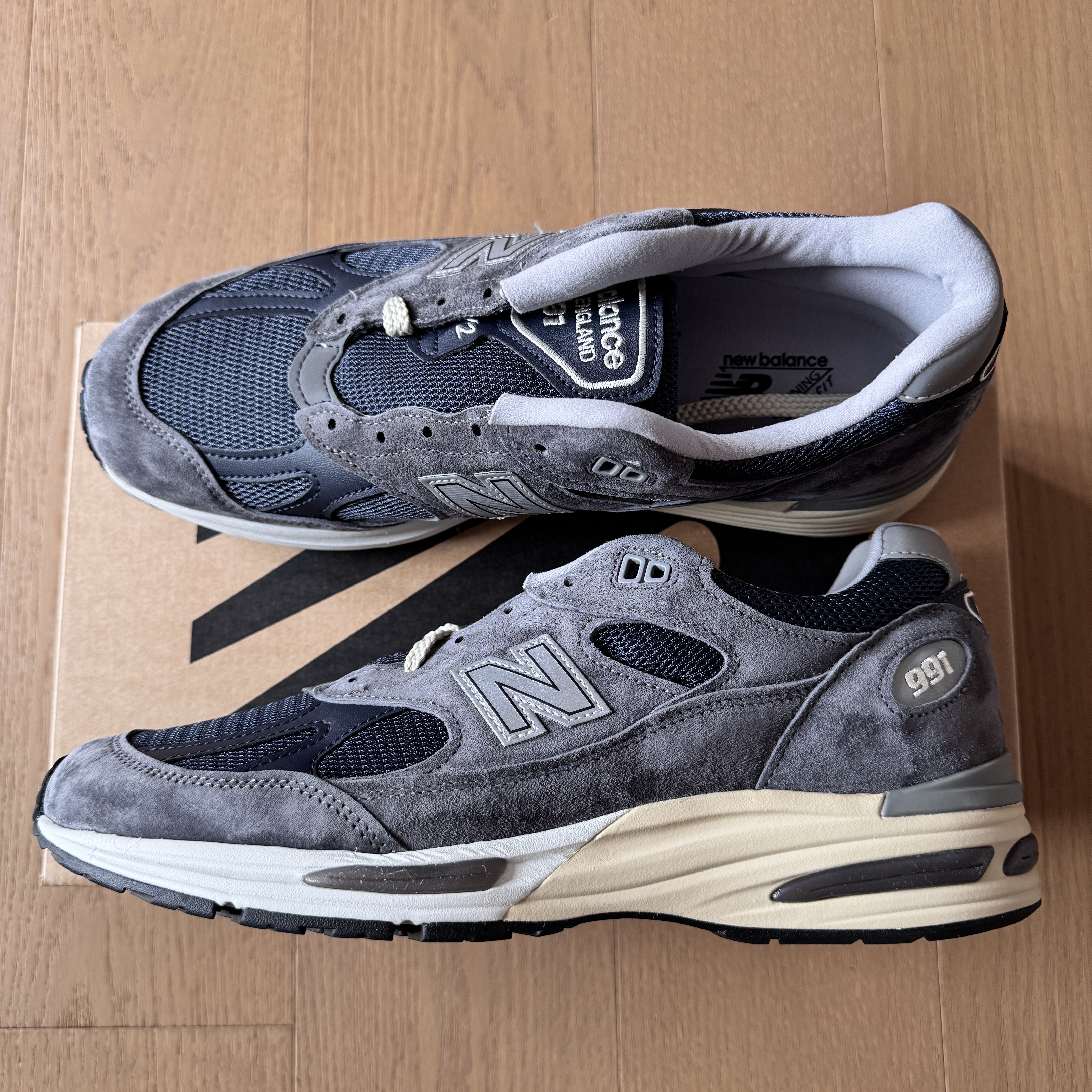 New Balance 991v2 Made in UK Dark Gull Grey 착용 스타일 - 2
