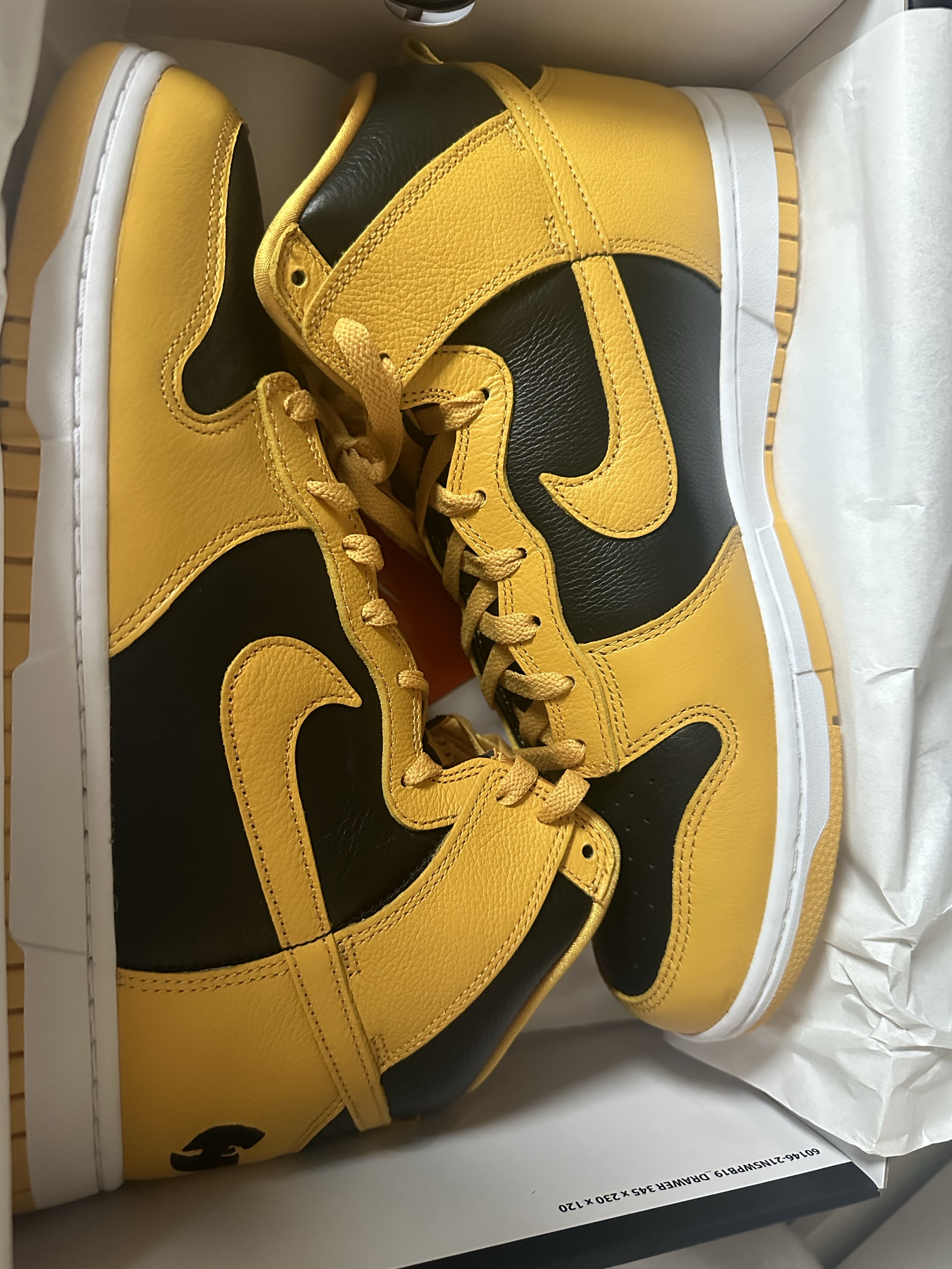 Nike Wu-Tang Clan Dunk High Black and Pollen 착용 스타일