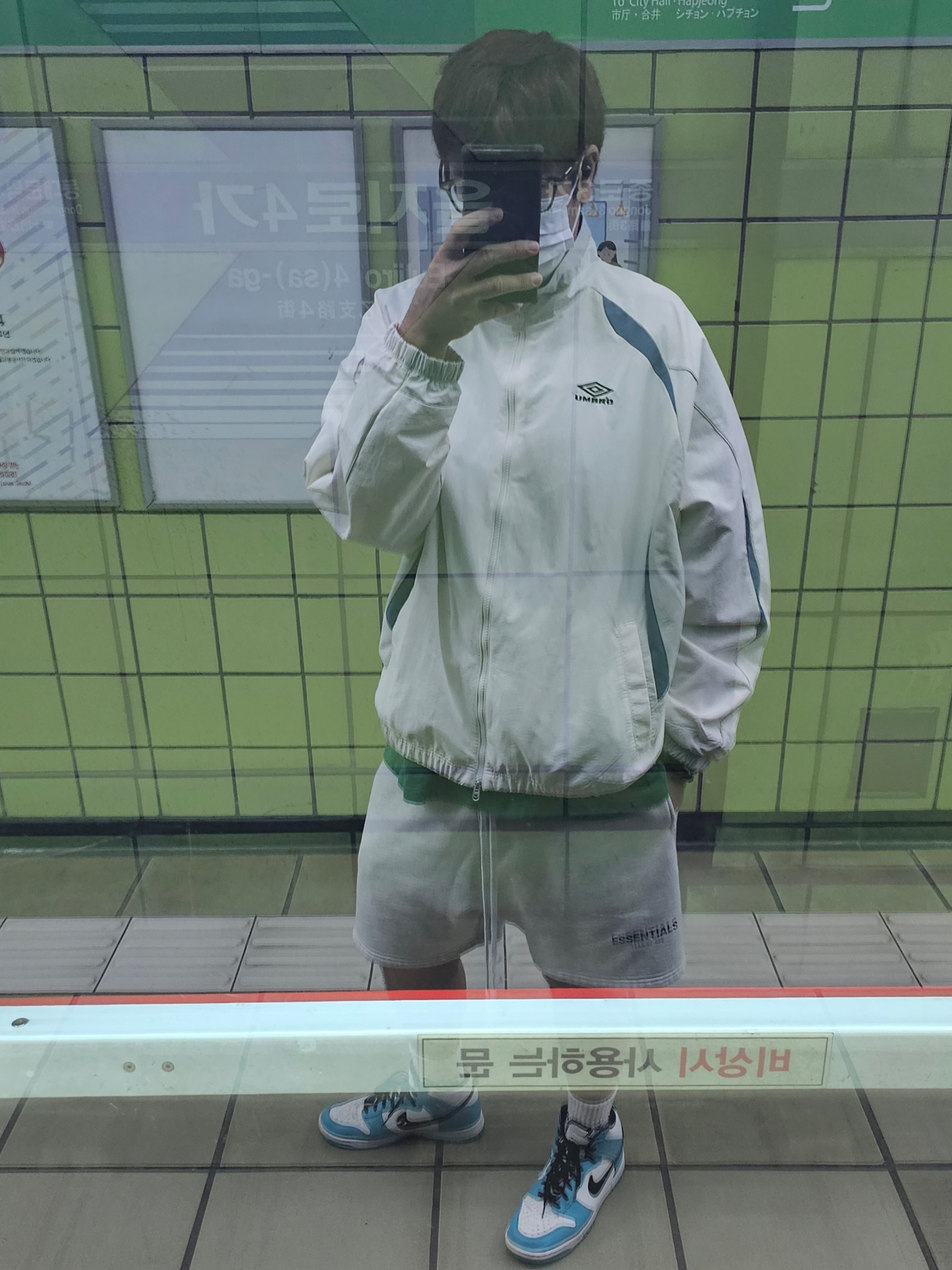 Essentials The Core Collection Sweatshorts Oatmeal, Supreme Patchwork Yoke Football Top Green - 24FW 착용 스타일 - 2