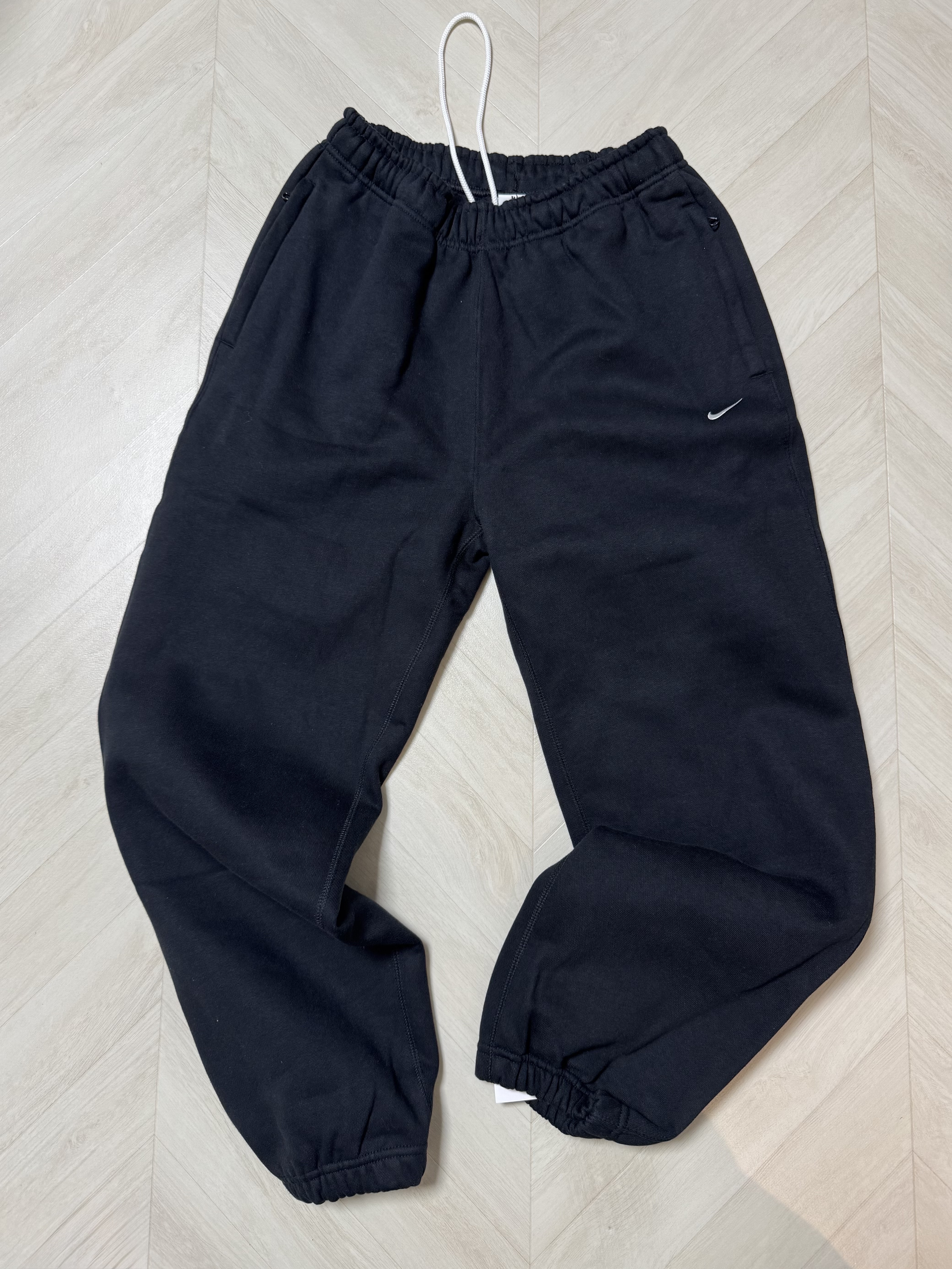 (W) Nike NRG Solo Swoosh Fleece Pants Black White - Asia 착용 스타일