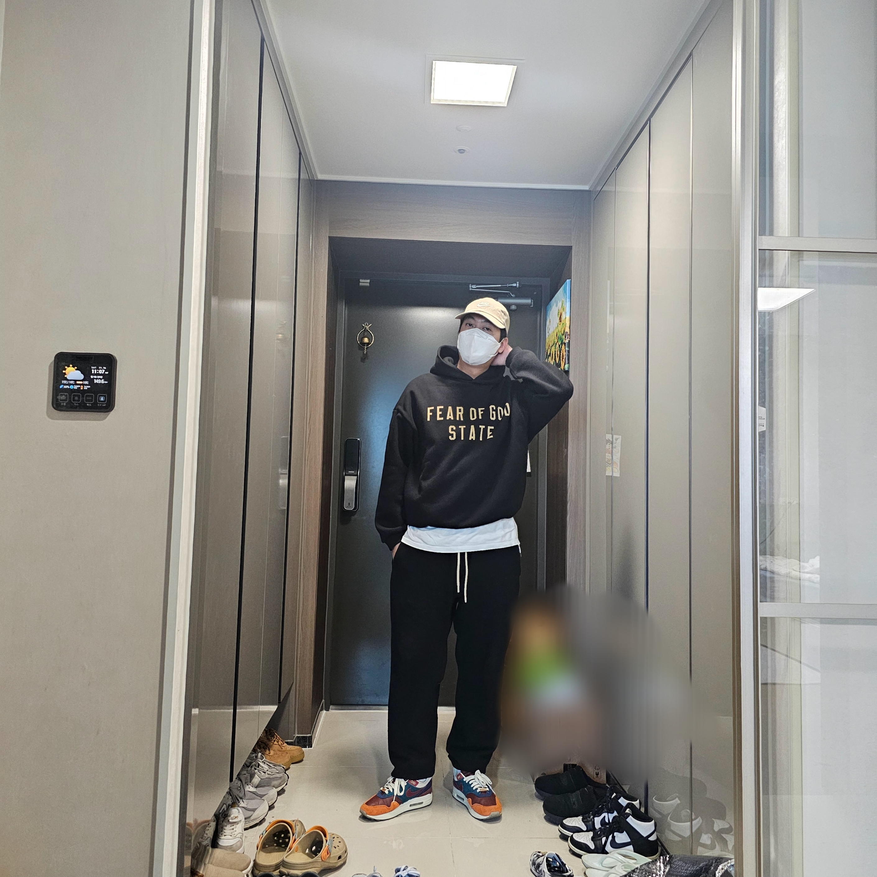 Essentials Fleece State Hoodie Black - 24FW, Essentials Sweatpants Jet Black - 23FW 착용 스타일 - 2