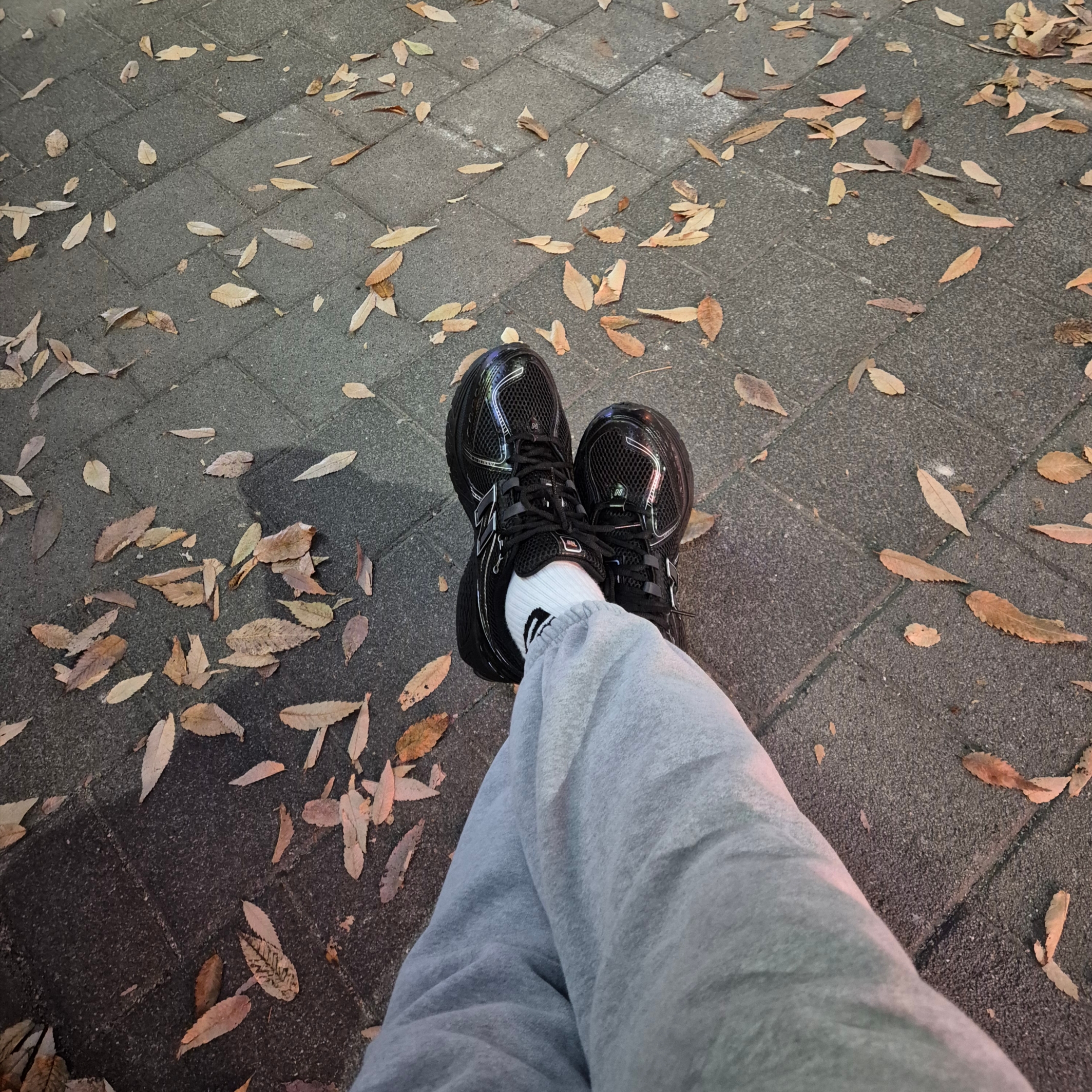 New Balance 1906R Black Silver Metallic 착용 스타일