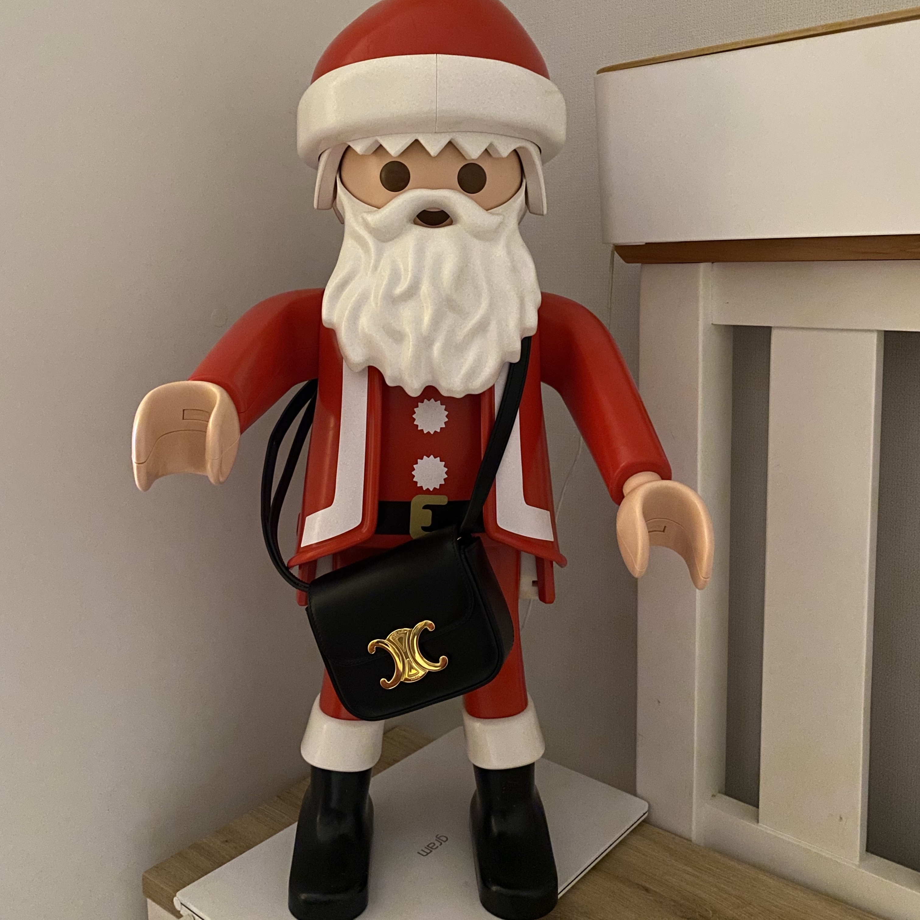 Celine Mini Claude in Shiny Calfskin Black, Playmobil Santa XXL 착용 스타일 - 1