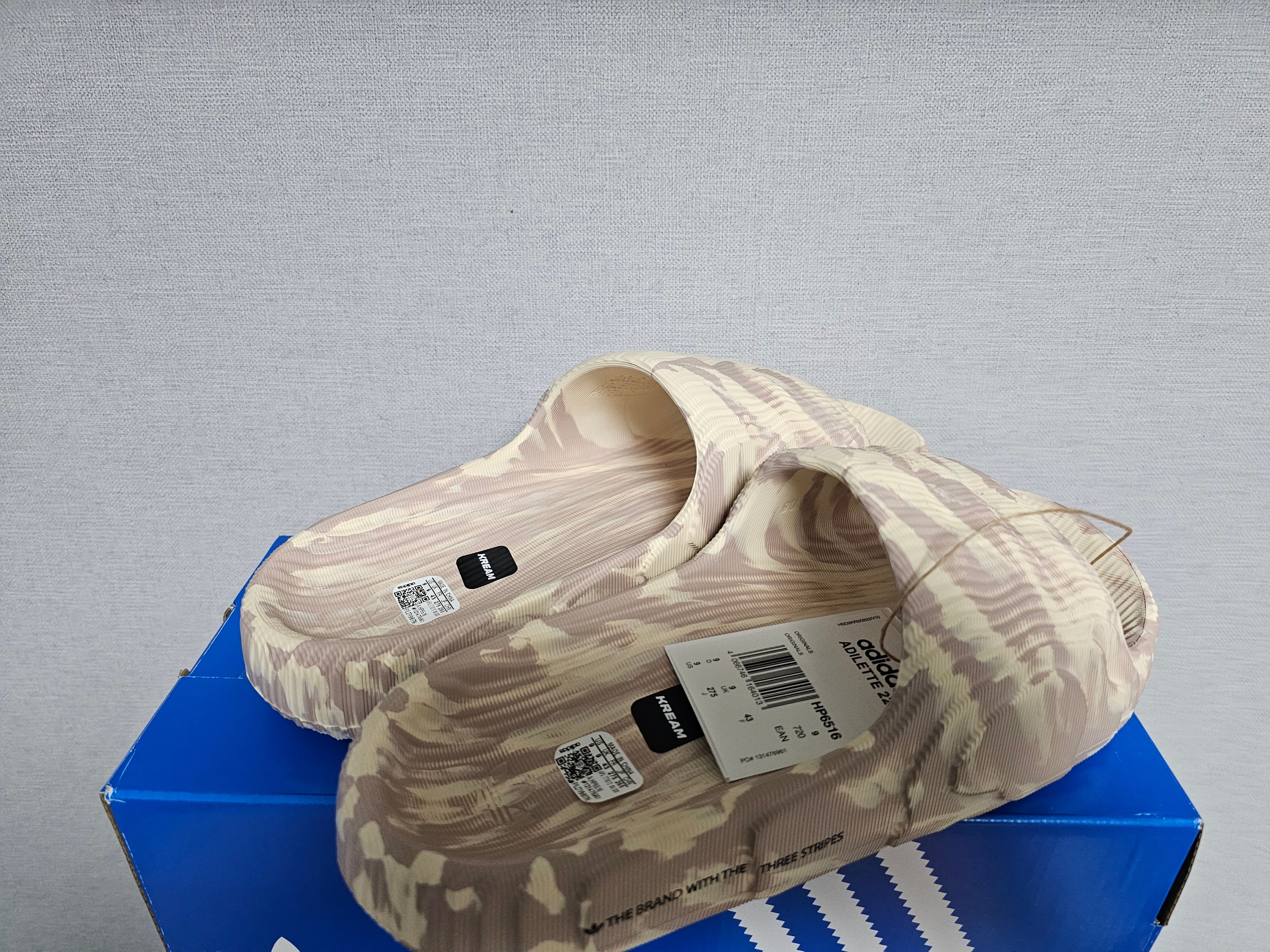 Adidas Adilette 22 Sand Strata 착용 스타일