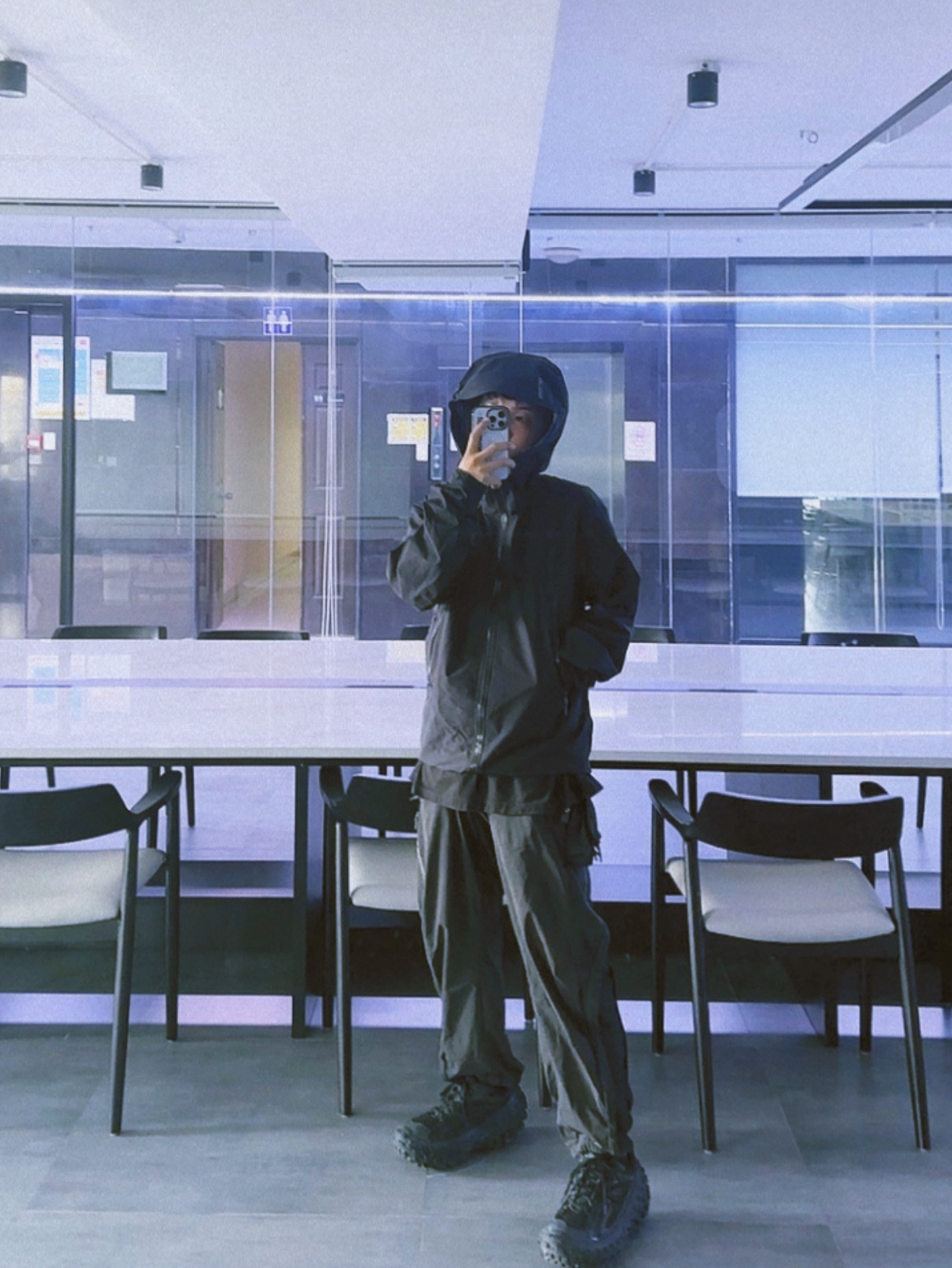 Arc'teryx Beta Lightweight Jacket ePE Black, Balenciaga Defender Sneakers Black 착용 스타일