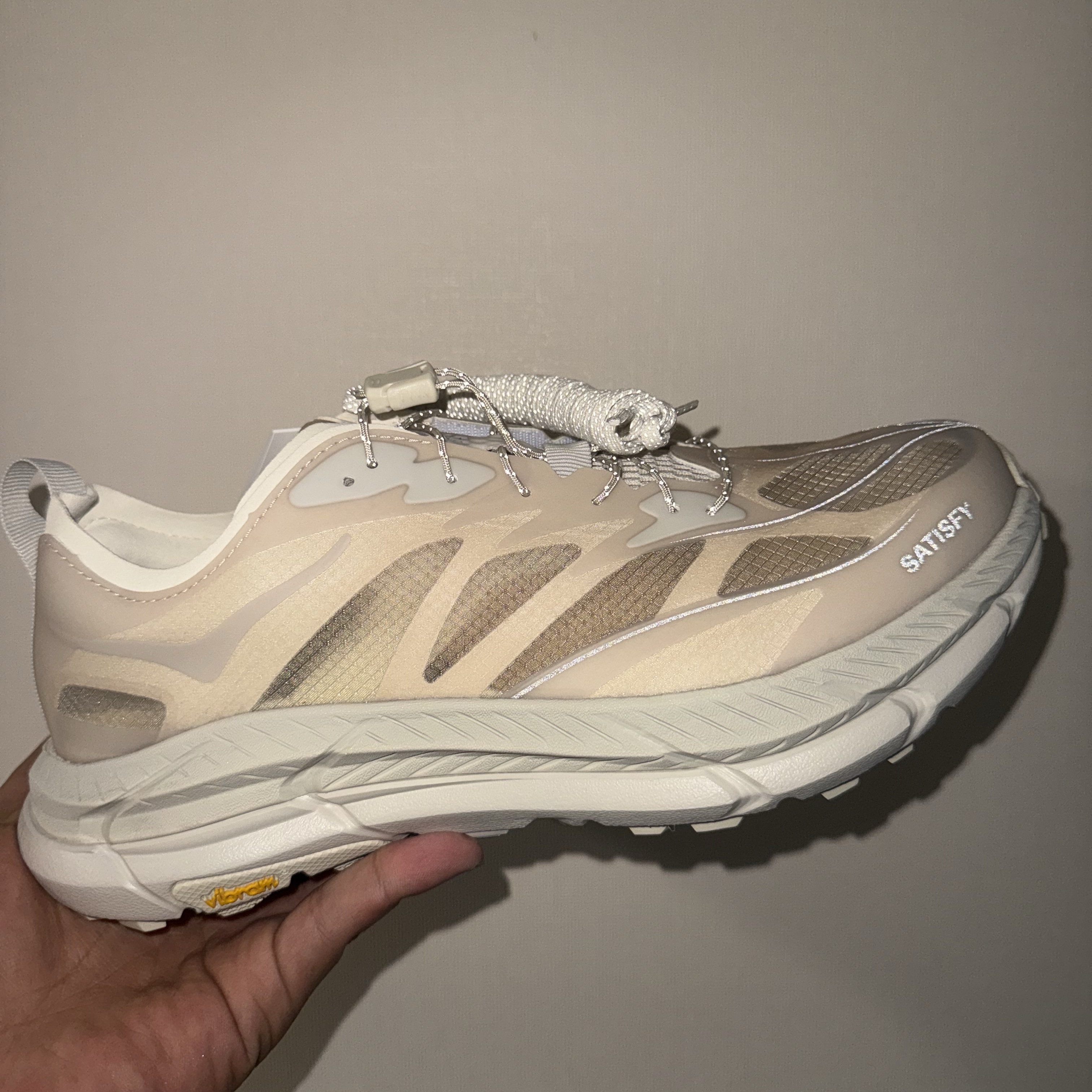 Hoka x Satisfy Mafate Speed 4 Lite Coffee, Hoka x Satisfy Mafate Speed 4 Lite Bone 착용 스타일 - 5