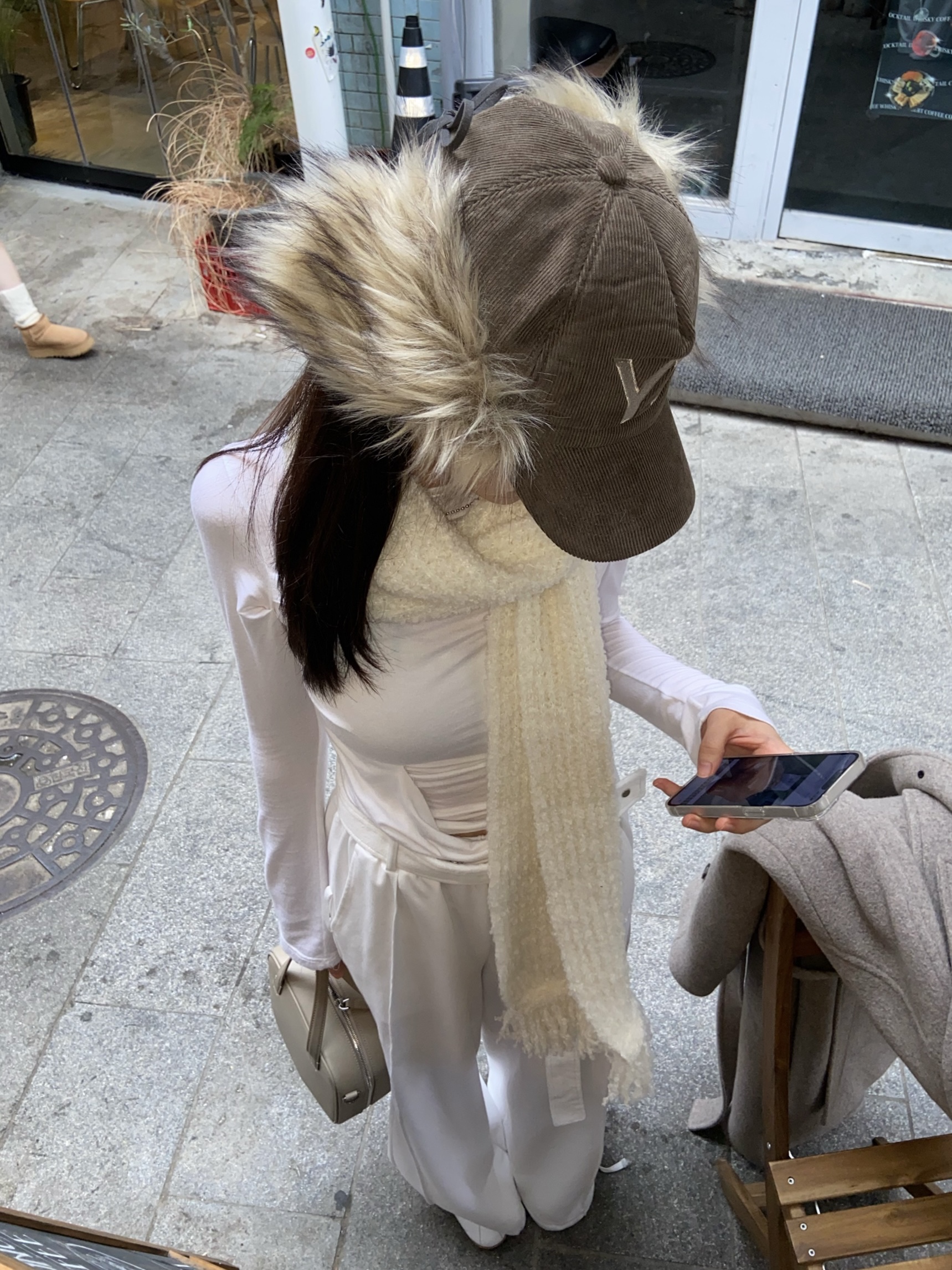 Open Yy Faux Fur Corduroy Earflap Cap Khaki 착용 스타일