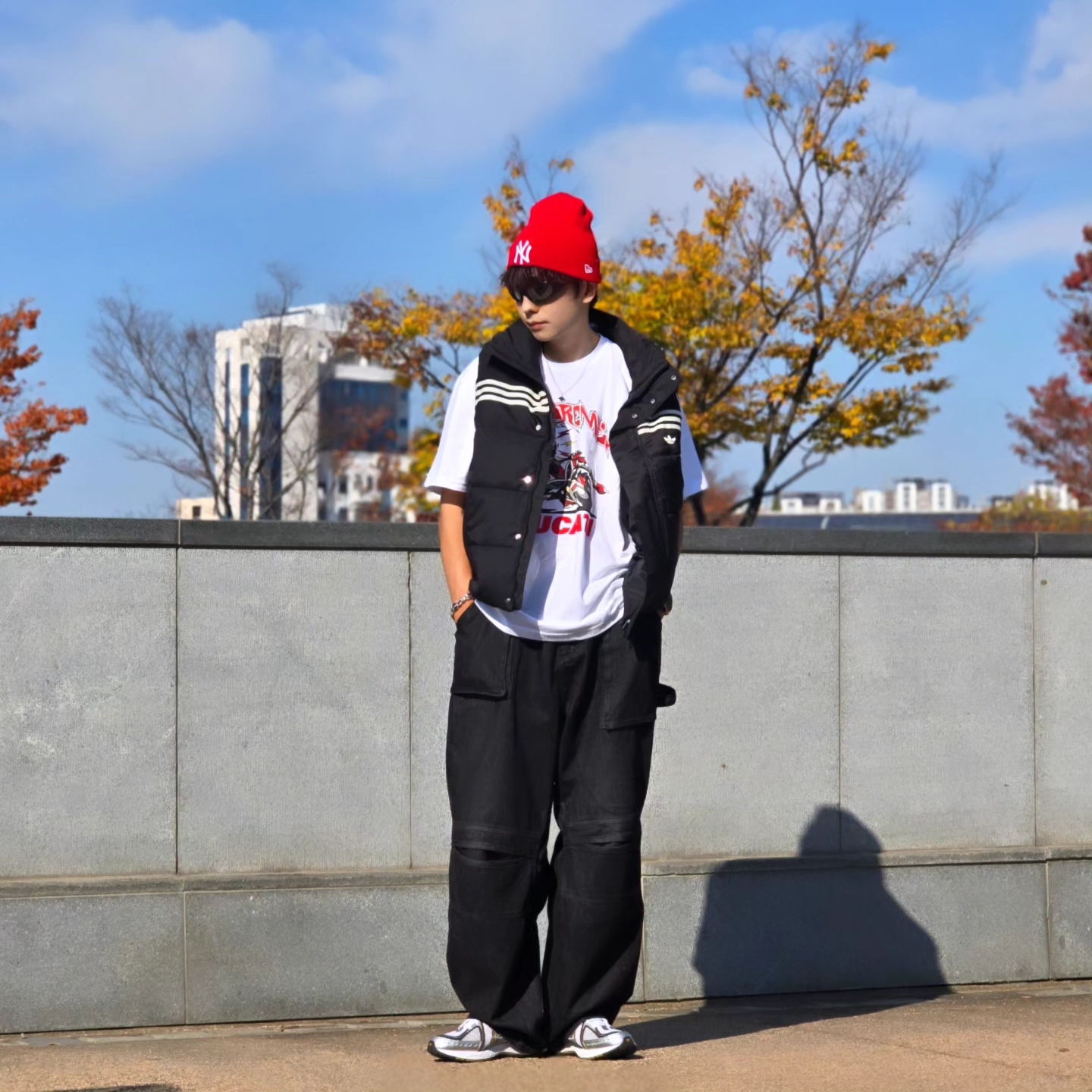 Adidas Originals 70s Padded Gilet Black - KR Sizing, Supreme x Ducati Bike T-Shirt White - 24SS 착용 스타일 - 2