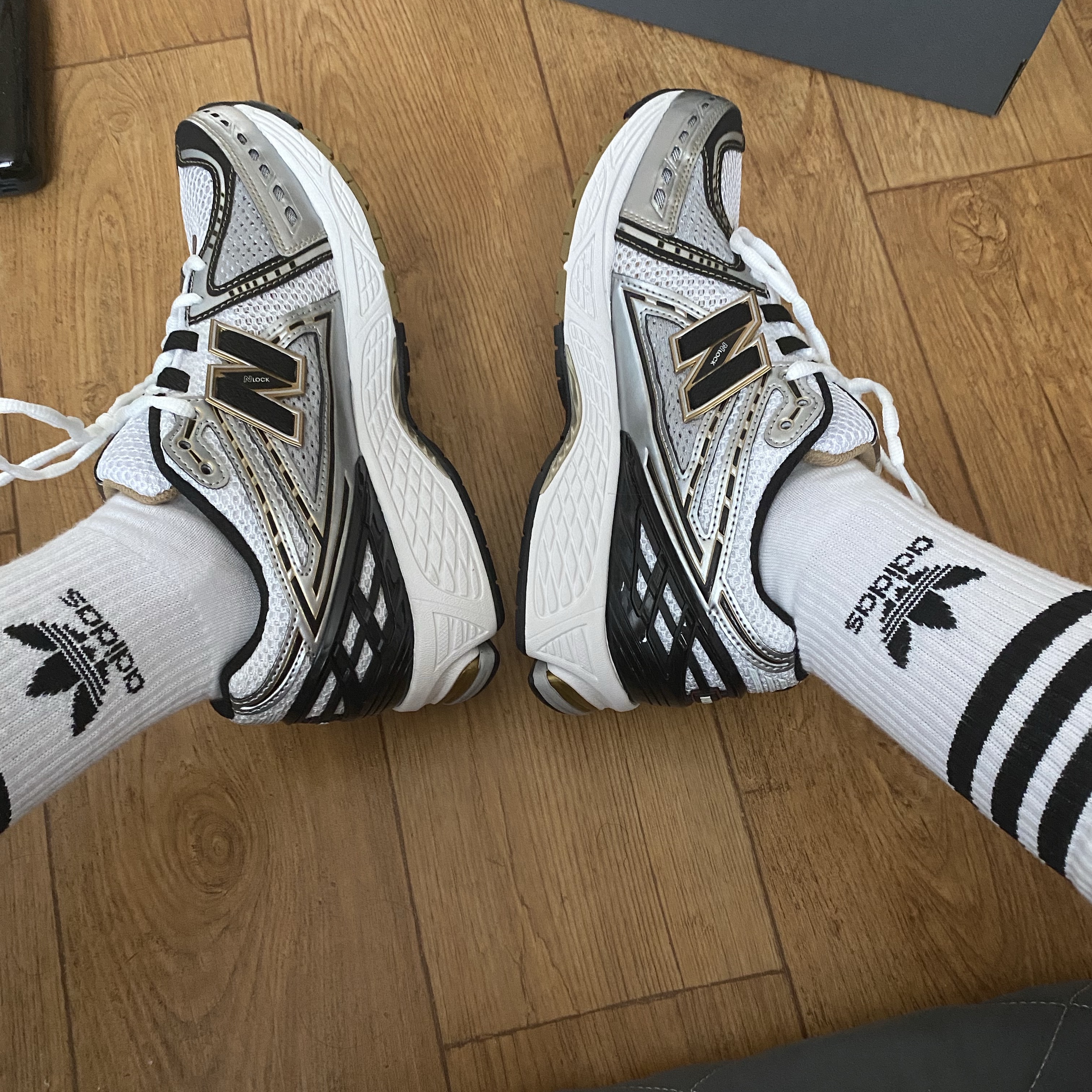 New Balance 1906R White Gold 착용 스타일