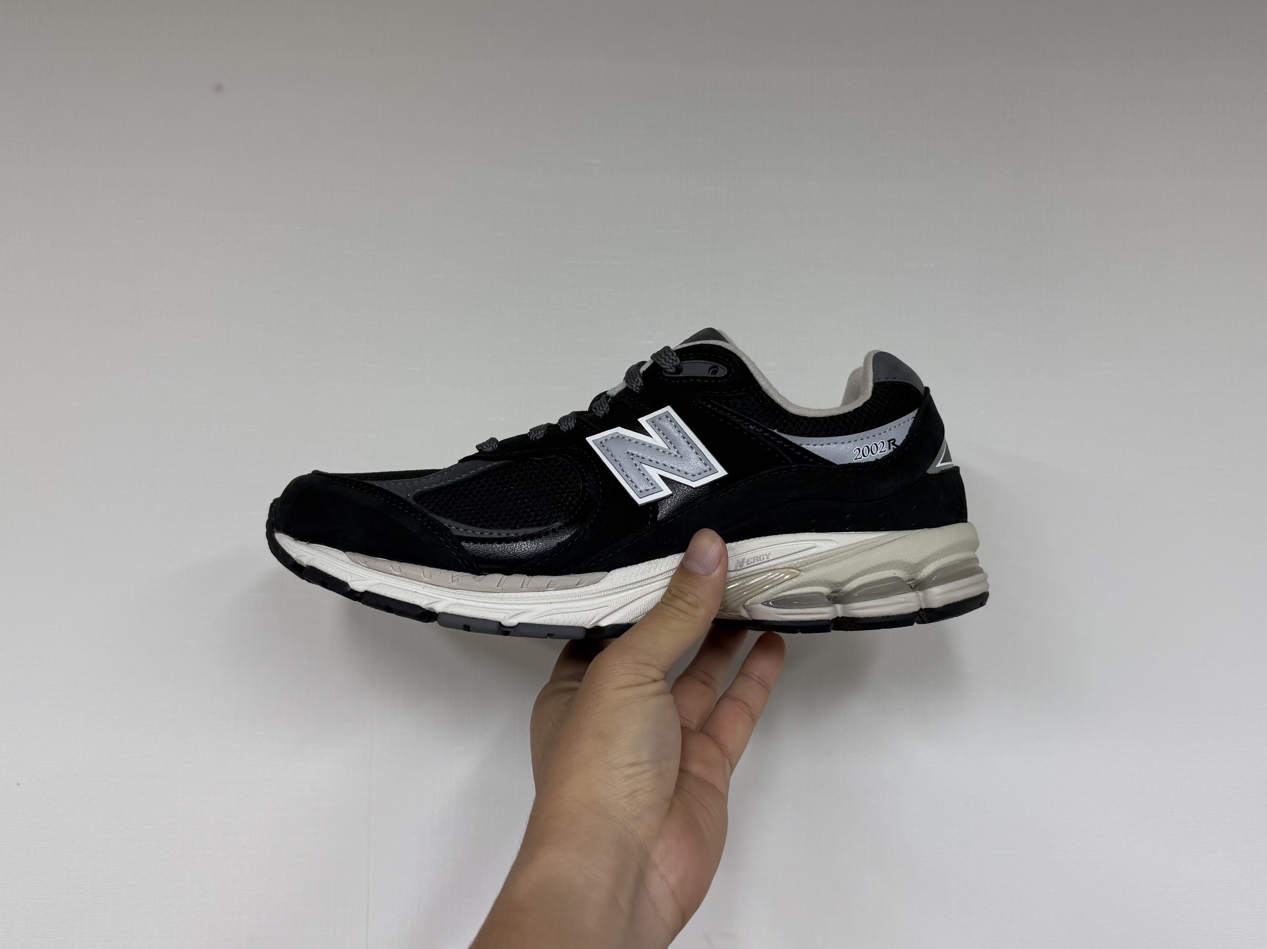 New Balance 2002R Premium Vintage Black 착용 스타일
