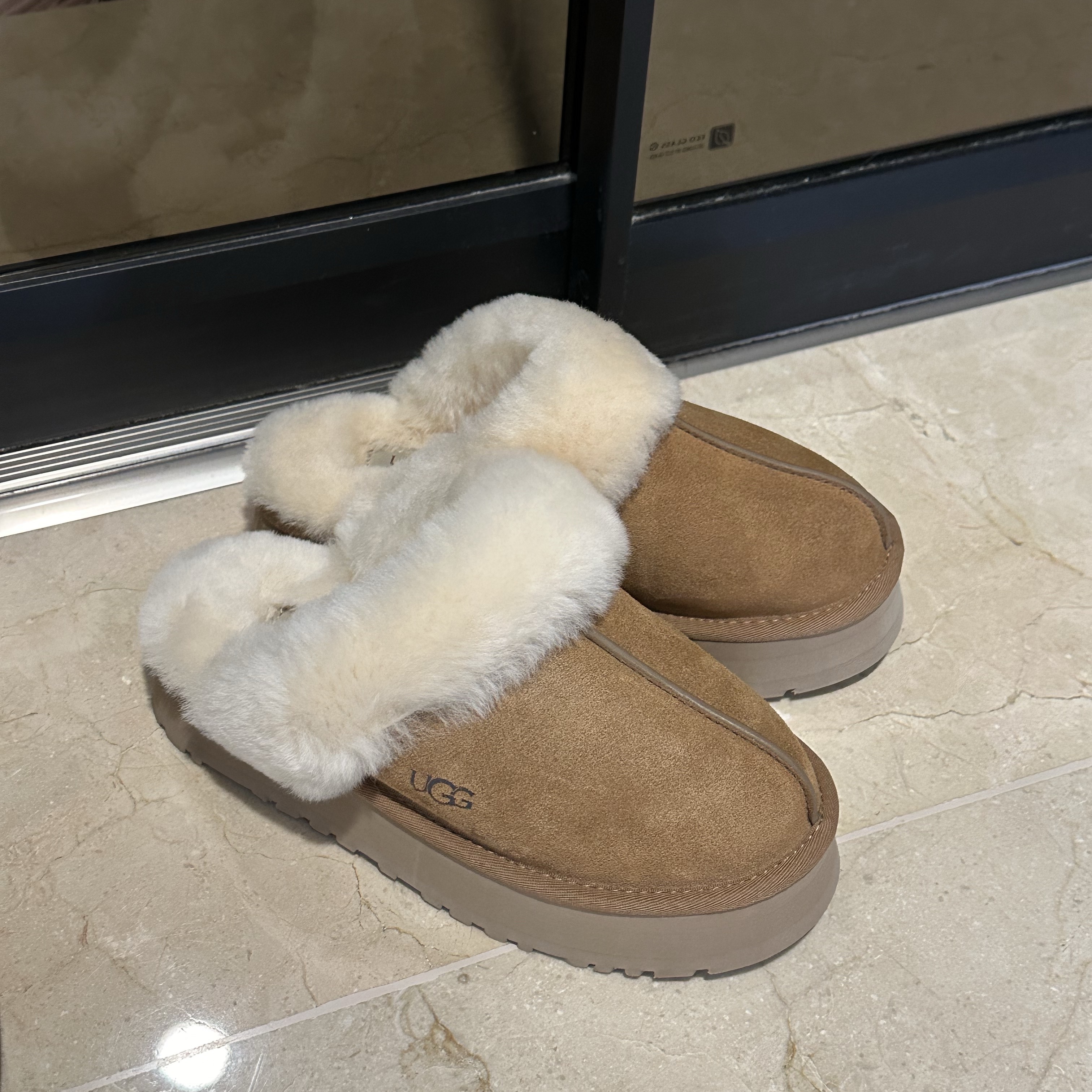 (W) UGG Disquette Slipper Chestnut 착용 스타일