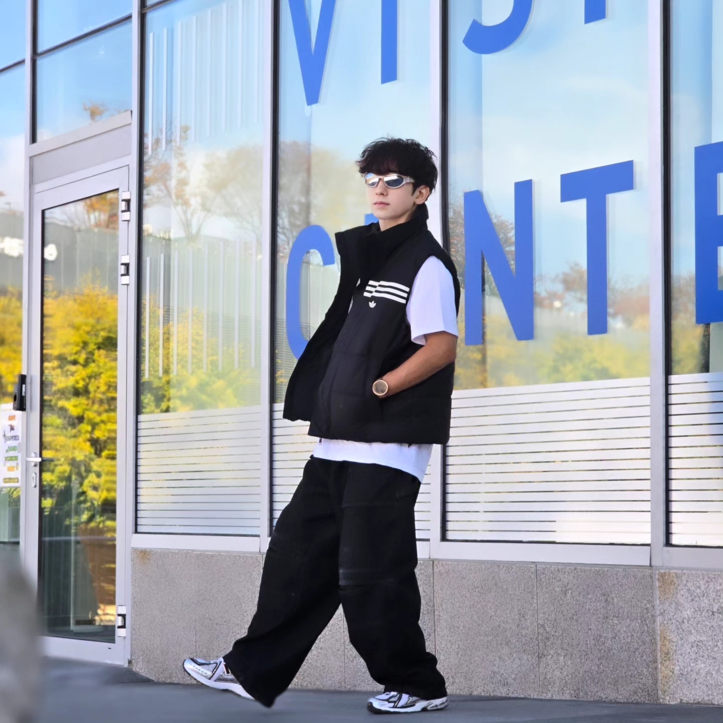 Adidas Originals 70s Padded Gilet Black - KR Sizing, Supreme x Ducati Bike T-Shirt White - 24SS 착용 스타일 - 1