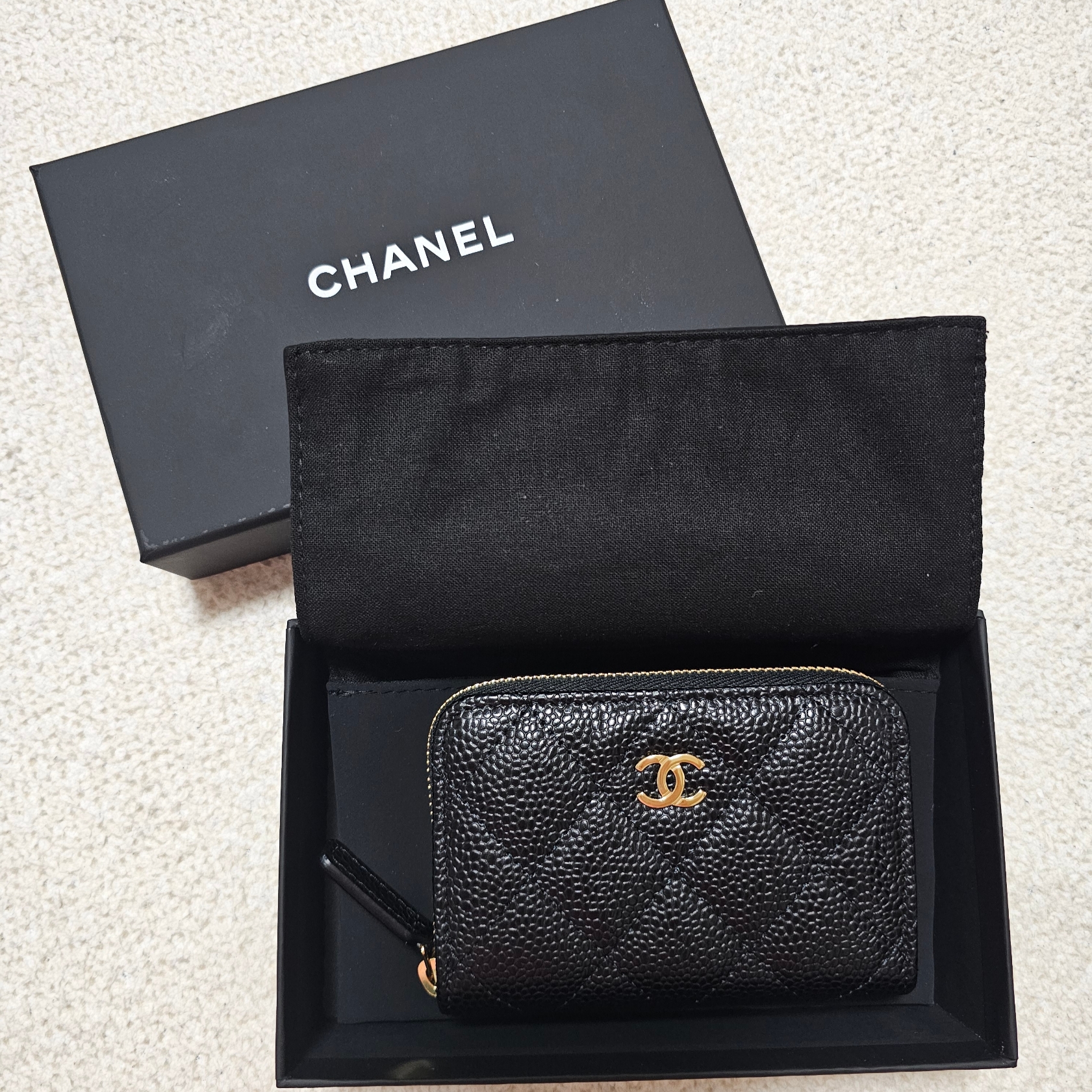 Chanel Classic Zipped Coin Purse Grained Calfskin & Gold Black 착용 스타일