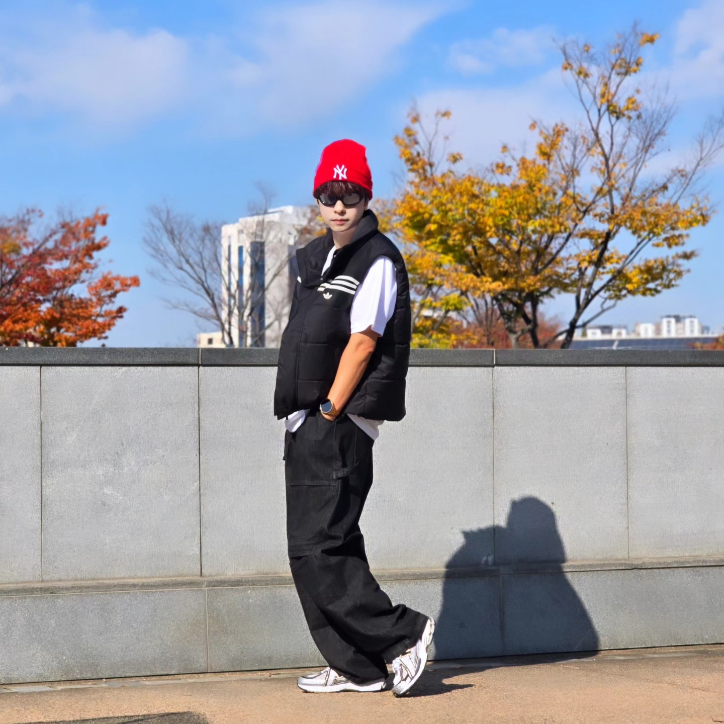 Adidas Originals 70s Padded Gilet Black - KR Sizing, Supreme x Ducati Bike T-Shirt White - 24SS 착용 스타일 - 4