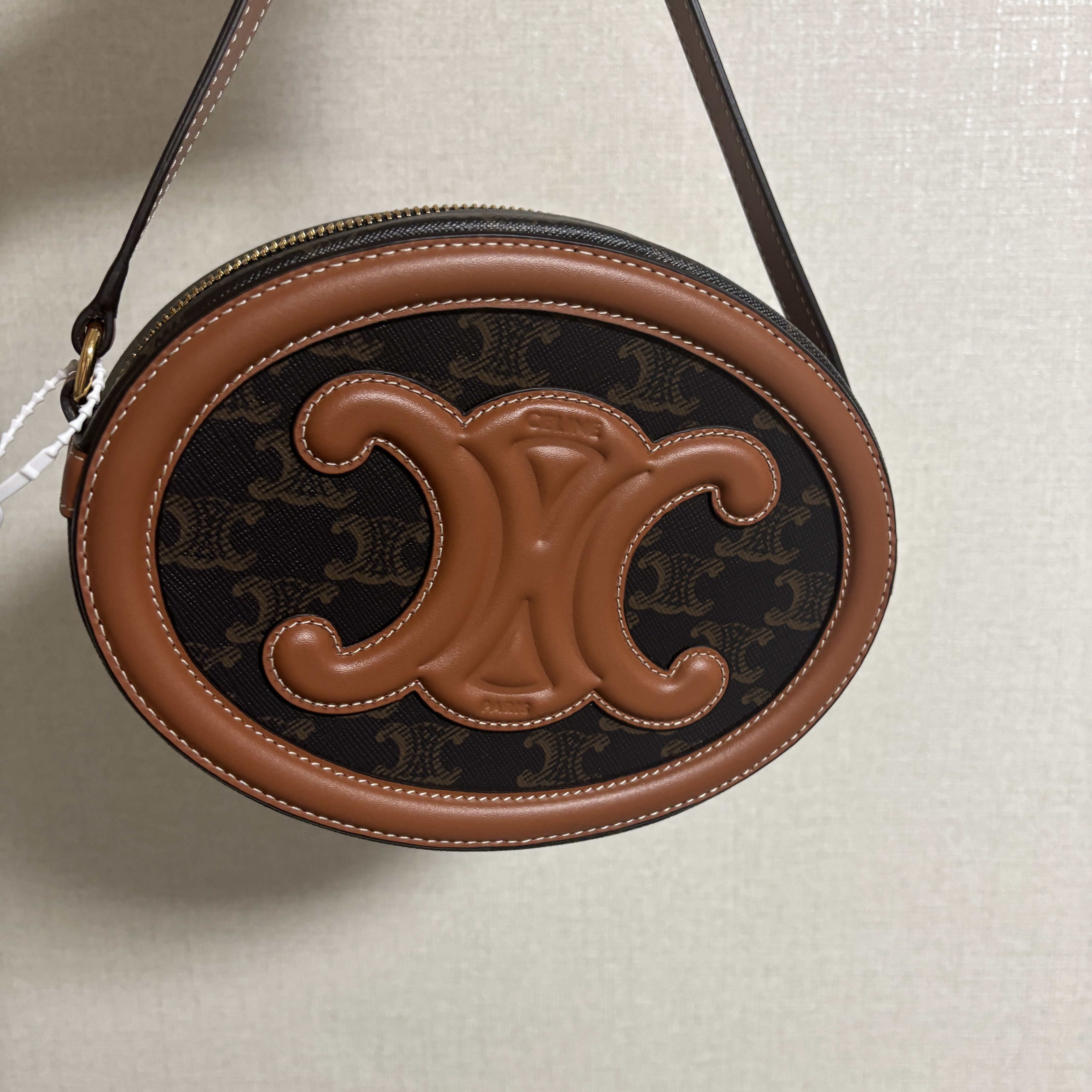 Celine Oval Bag Cuir Triomphe in Triomphe Canvas Calfskin Tan 착용 스타일
