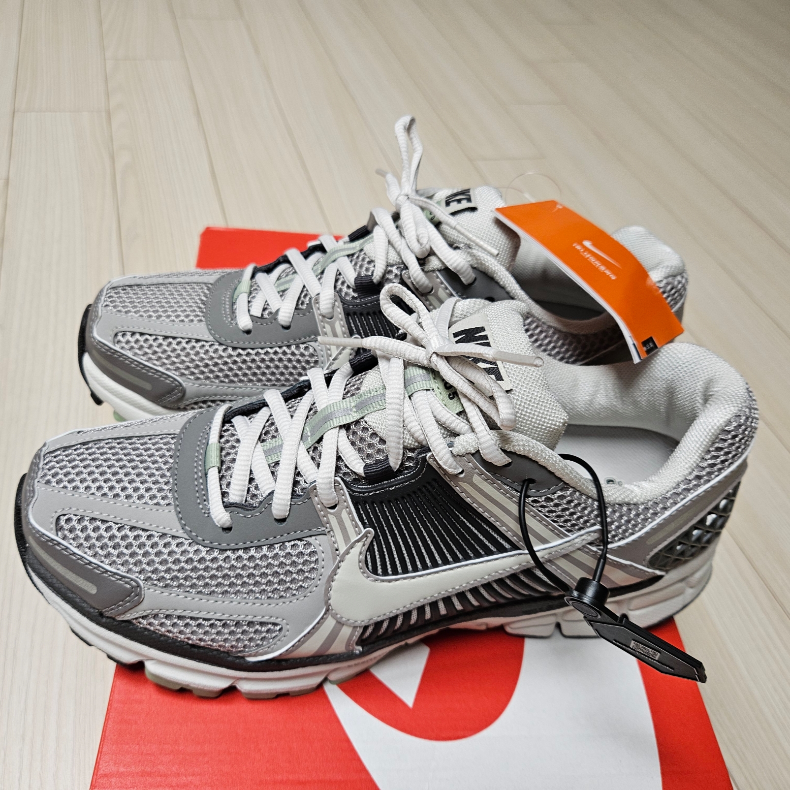 (W) Nike Zoom Vomero 5 Cobblestone and Flat Pewter 착용 스타일 - 1