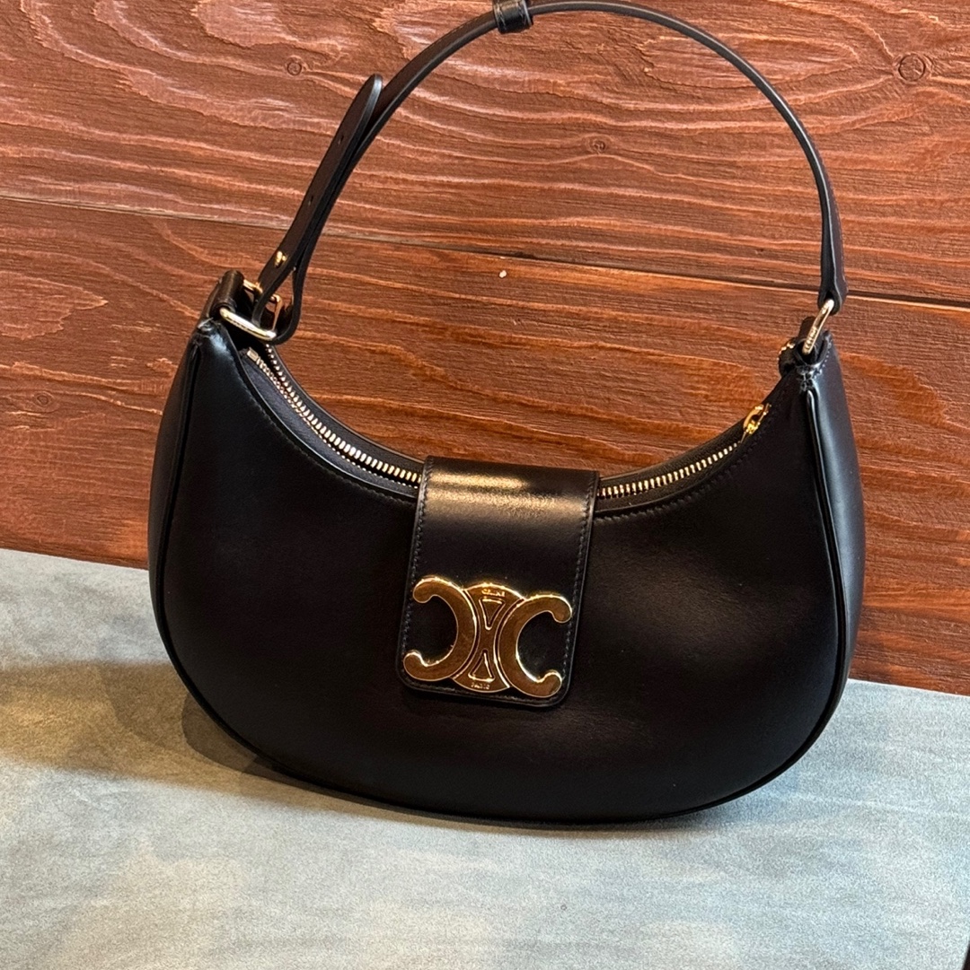 Celine Medium Ava Triomphe Bag in Smooth Calfskin Black 착용 스타일 - 3