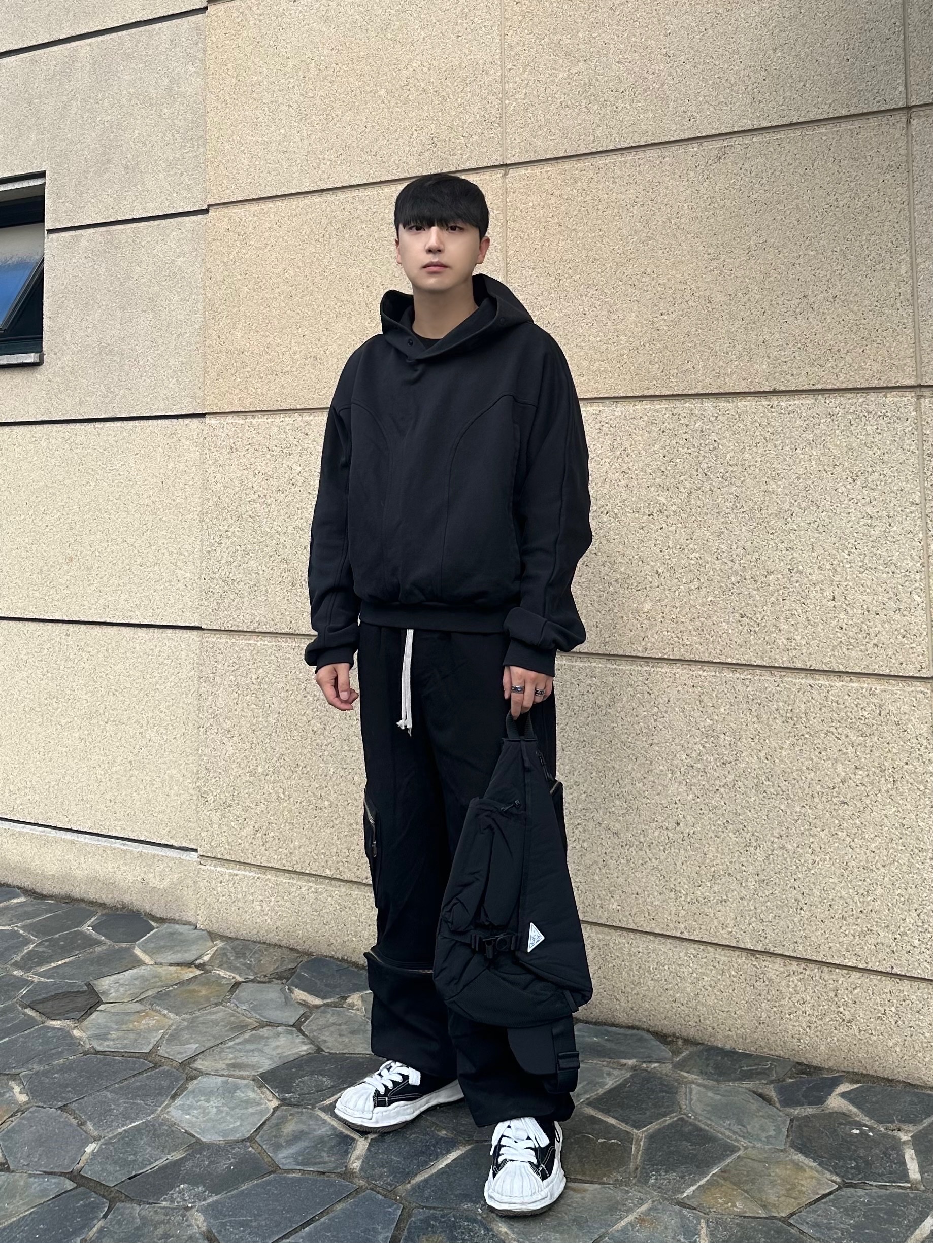 Maison Mihara Yasuhiro Peterson OG Sole Canvas Low Sneakers Black 착용 스타일 - 1