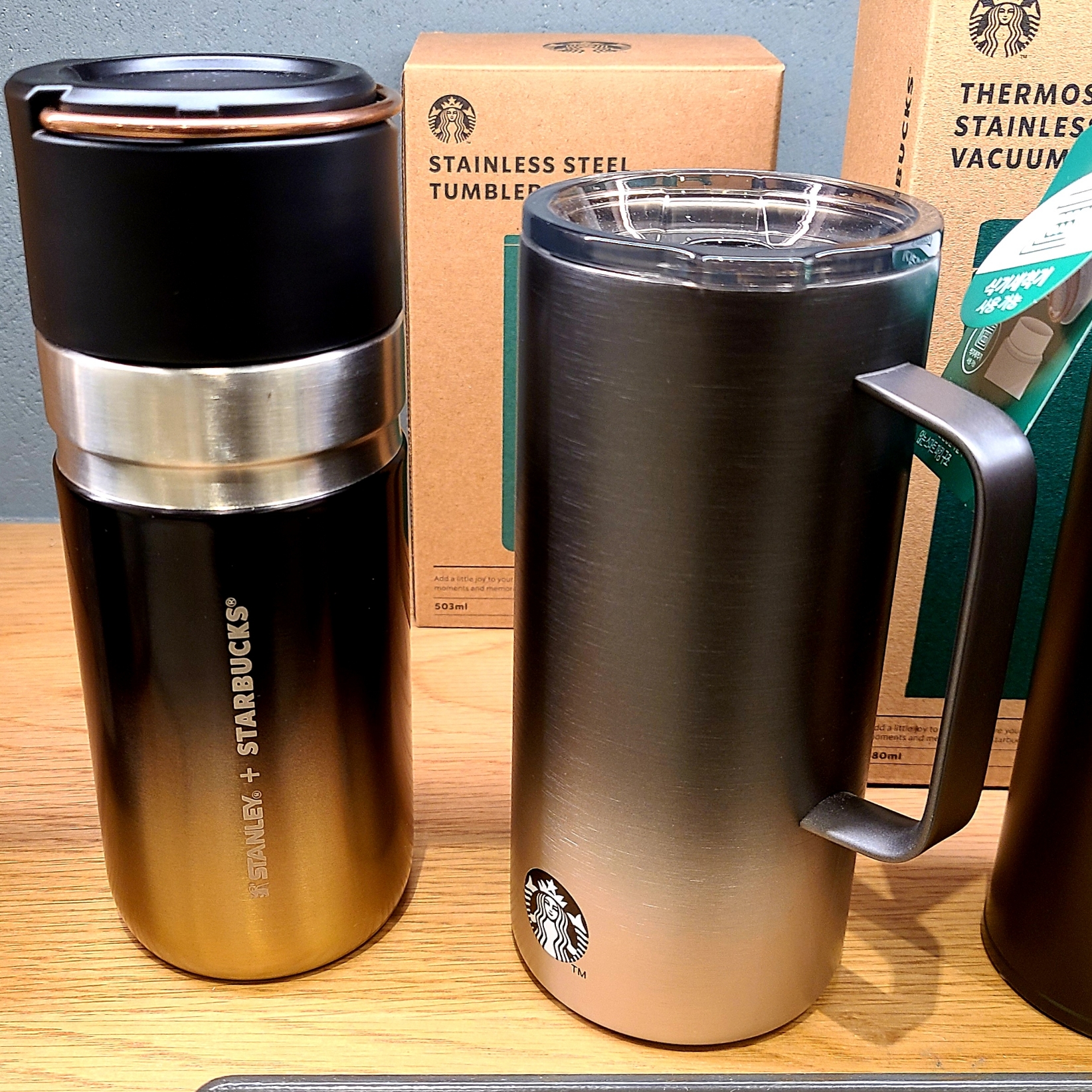 New Balance 327 White Black, Stanley x Starbucks SS Thermos Black Gold 500ml 착용 스타일 - 5