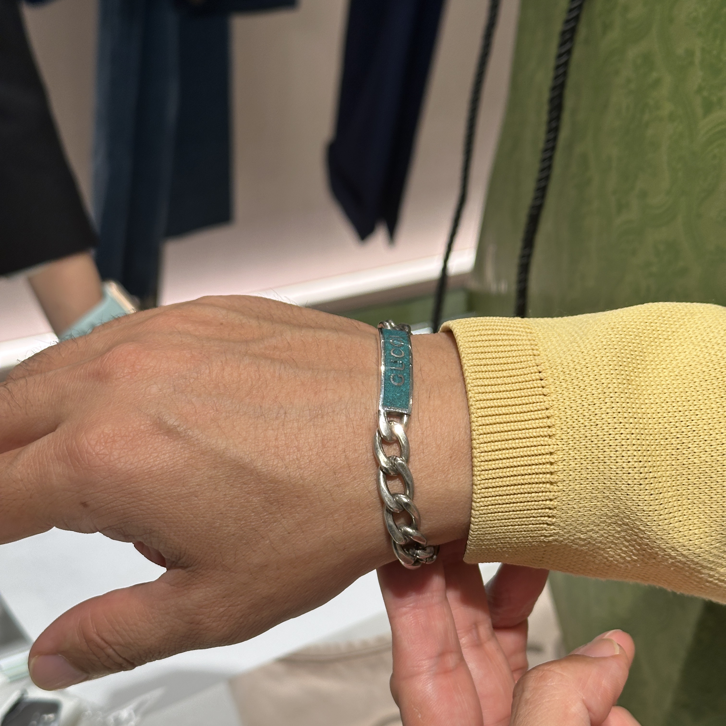 Gucci Logo Enamel Bracelet Silver 착용 스타일