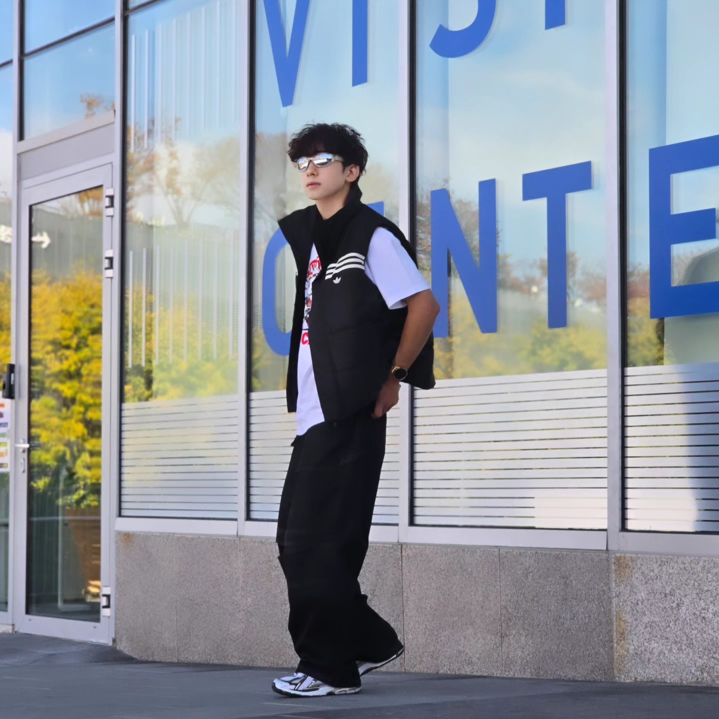 Adidas Originals 70s Padded Gilet Black - KR Sizing, Supreme x Ducati Bike T-Shirt White - 24SS 착용 스타일 - 4