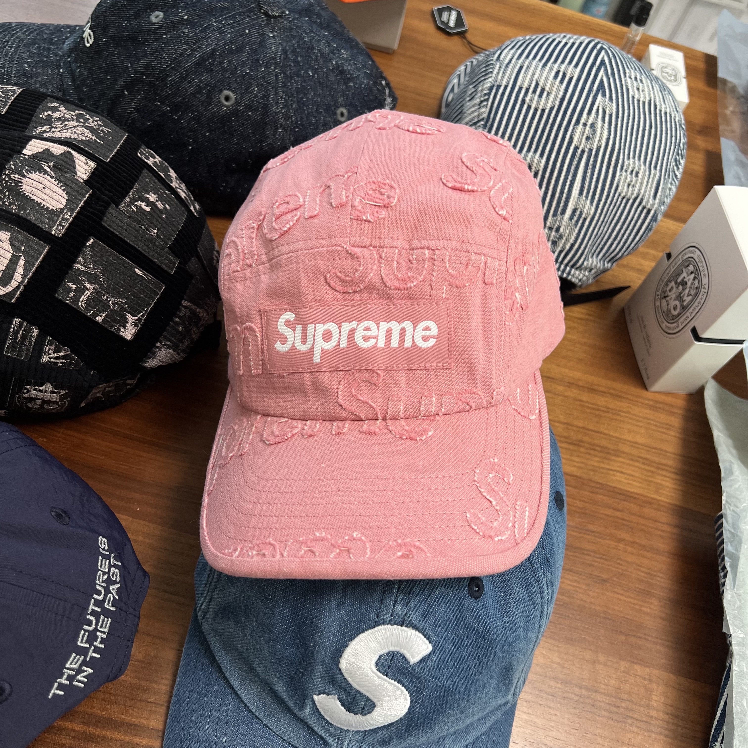 Supreme Lasered Denim Camp Cap Pink - 24FW 착용 스타일 - 1