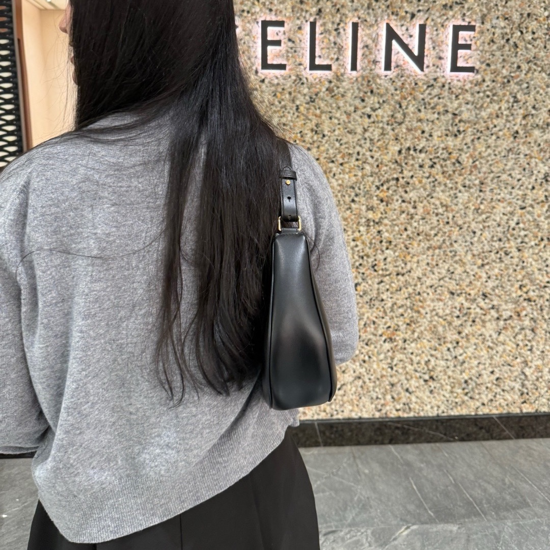 Celine Medium Ava Triomphe Bag in Smooth Calfskin Black 착용 스타일 - 2